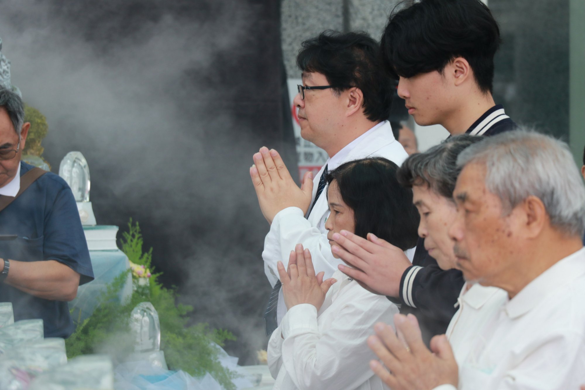 004：胸腔內科醫師劉建明（左）連年參與浴佛，表示儀式有助沉澱心靈、放下煩惱。