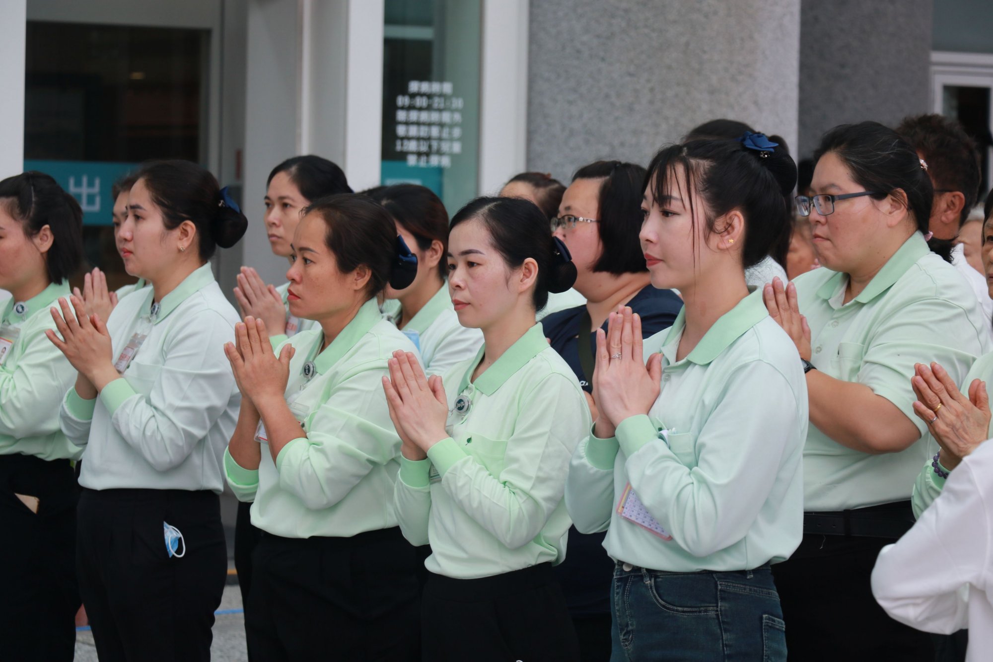 臺中市立仁愛綜合長照機構多位越籍照服員參與浴佛，為典禮增添一抹溫馨的異國風情。