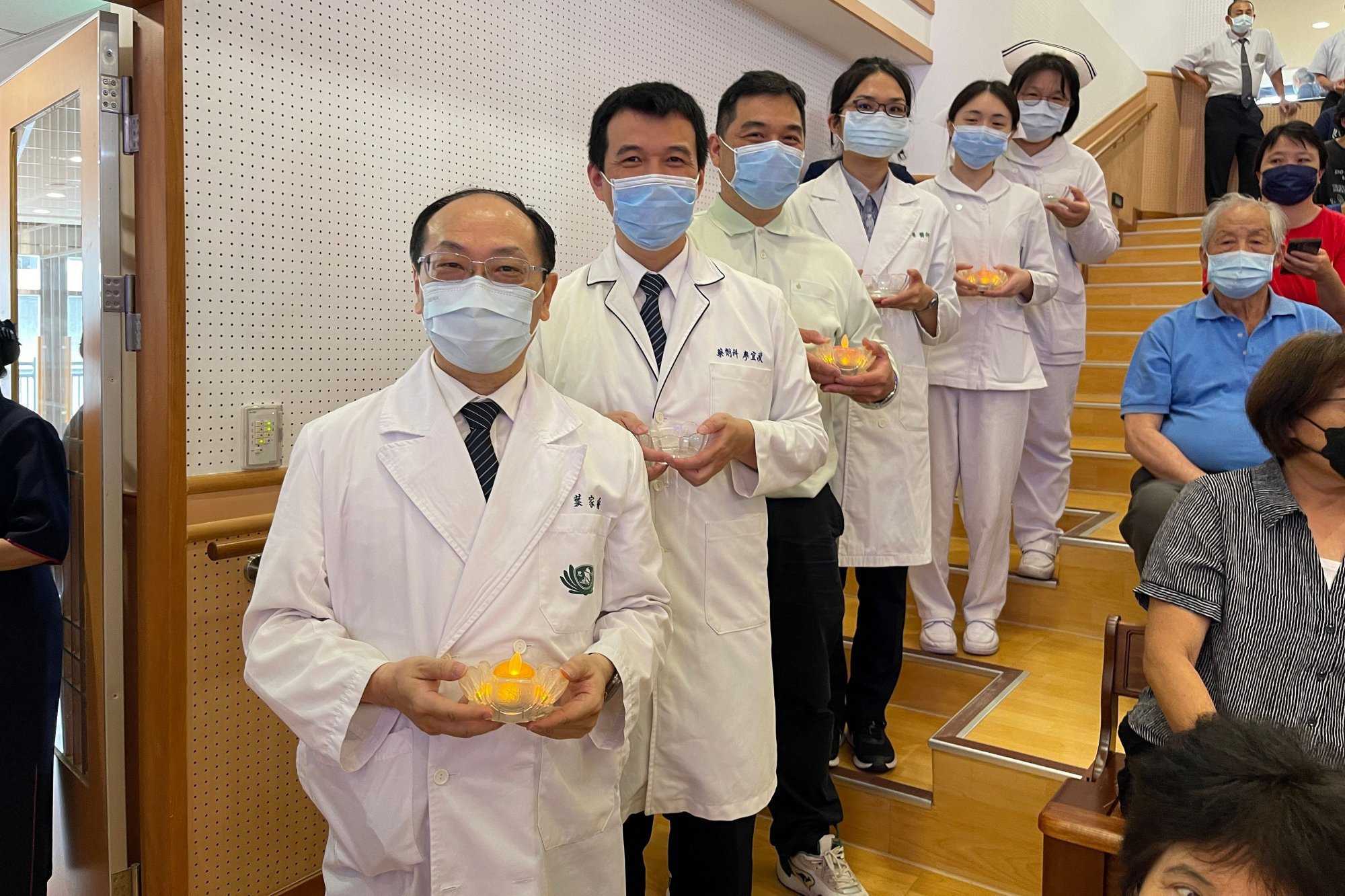 三義慈濟中醫醫院由葉家舟院長（前一）率領醫護同仁攜手三義靜思堂舉辦首次浴佛典禮。