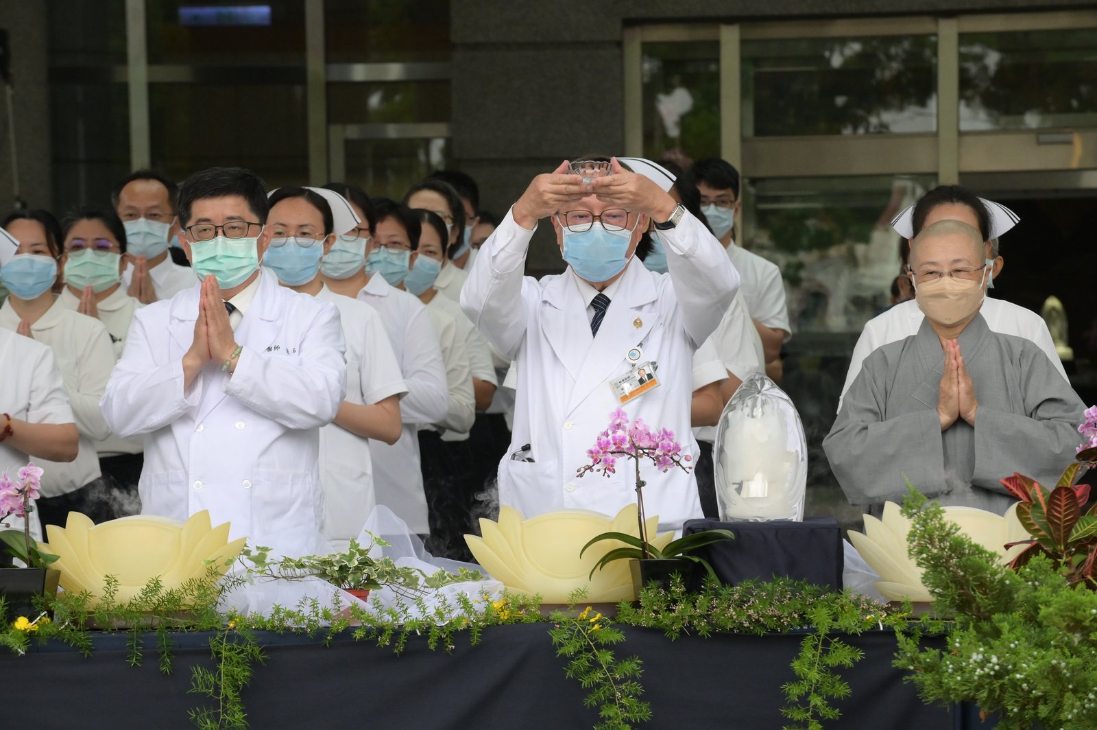 賴寧生院長（中）、林名男副院長等人虔誠參與浴佛