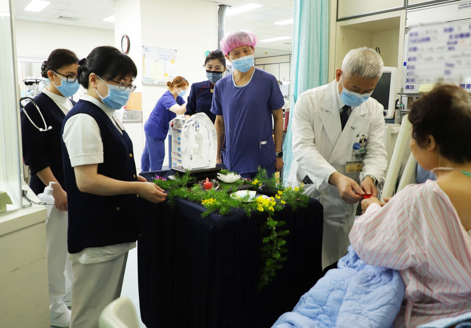 陳金城副院長為在外科加護病房住院的陳小姐送來祝福
