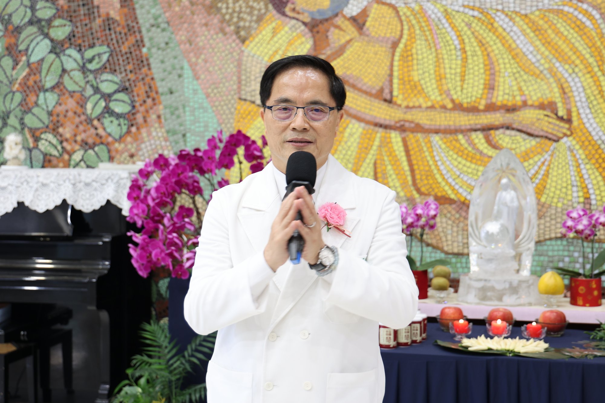 花蓮慈院院長林欣榮表示，　上人曾說「病人最苦」，而醫護人員承擔的使命，在浴佛的當下，將拔苦予樂的希望傳遞出去，願這份愛心與關心，能溫柔傳達給病人與家屬，陪伴他們走過病苦，早日康復。