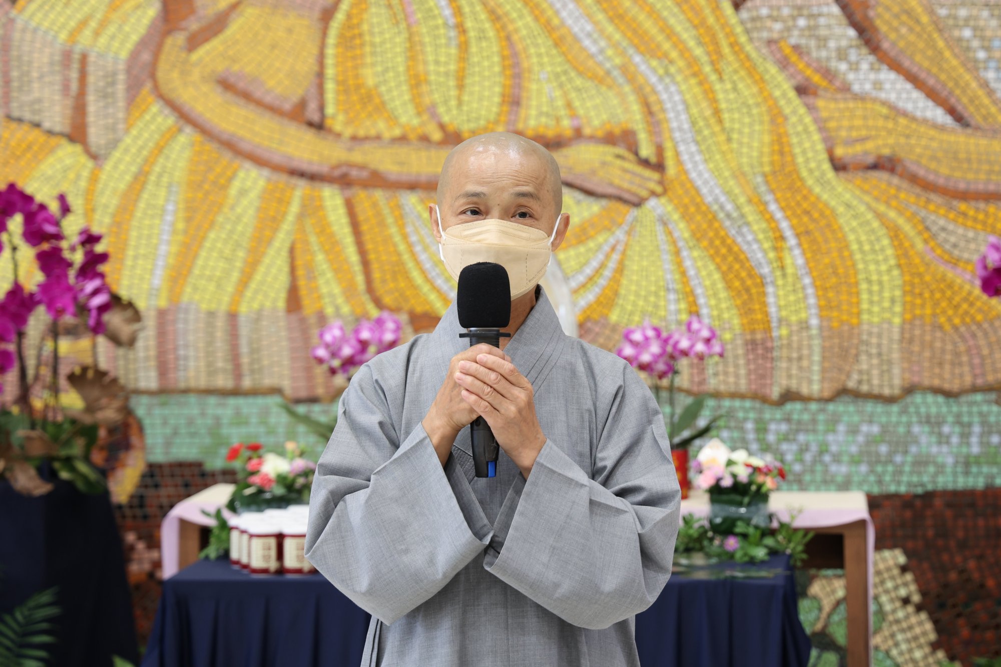 花蓮慈院院長林欣榮表示，　上人曾說「病人最苦」，而醫護人員承擔的使命，在浴佛的當下，將拔苦予樂的希望傳遞出去，願這份愛心與關心，能溫柔傳達給病人與家屬，陪伴他們走過病苦，早日康復。