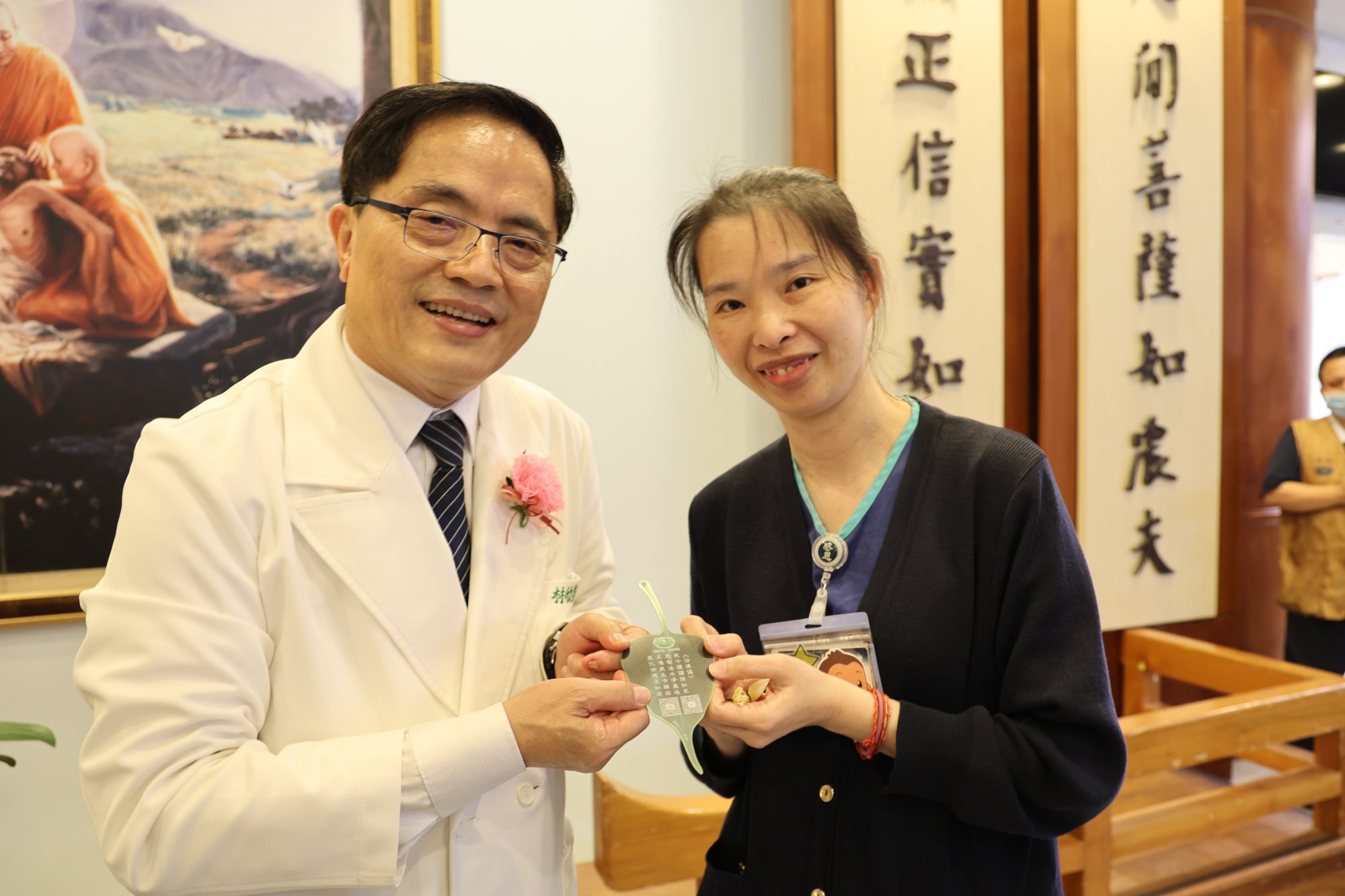 在第一線守護生命的急診專科護理師張惠英(右)說，雖然工作辛苦，但在母親節收到一朵康乃馨和一張靜思語小卡，感受到的是被疼惜、被祝福的溫柔力量。