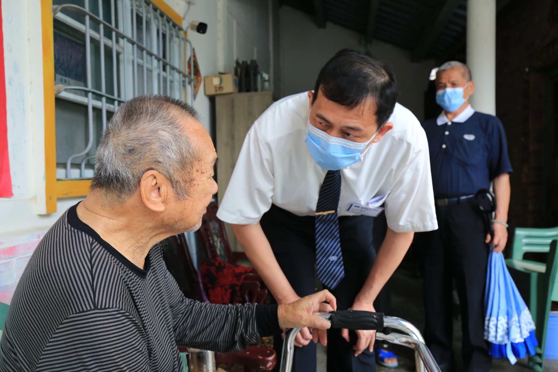蔡任弼主任耐心的關懷阿公用藥及鼓勵他平時要多走動。