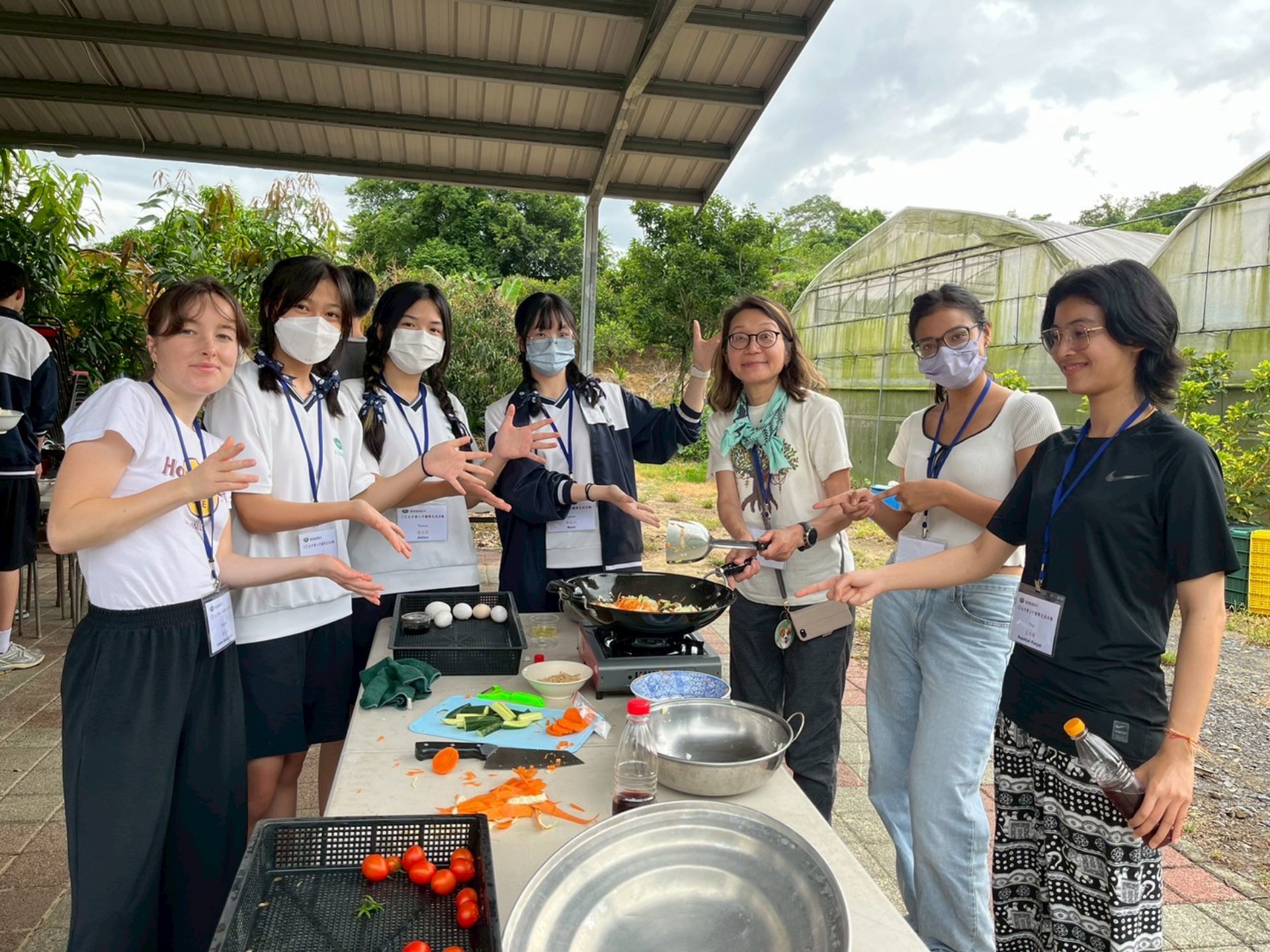 臺南慈中學生與成大外籍生分工合作完成美味的午餐。