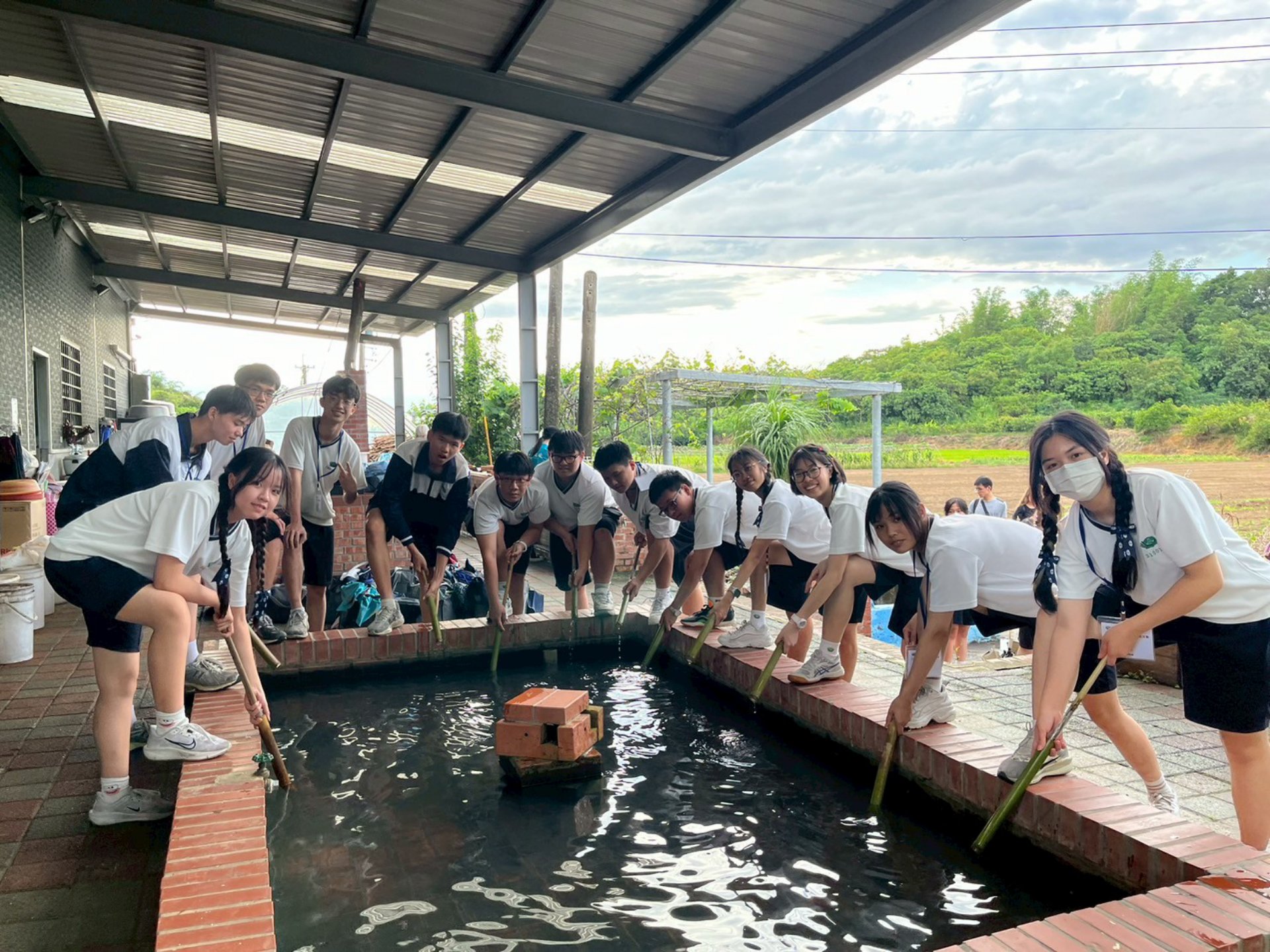幫水槍加滿水，準備來打一場水槍戰。