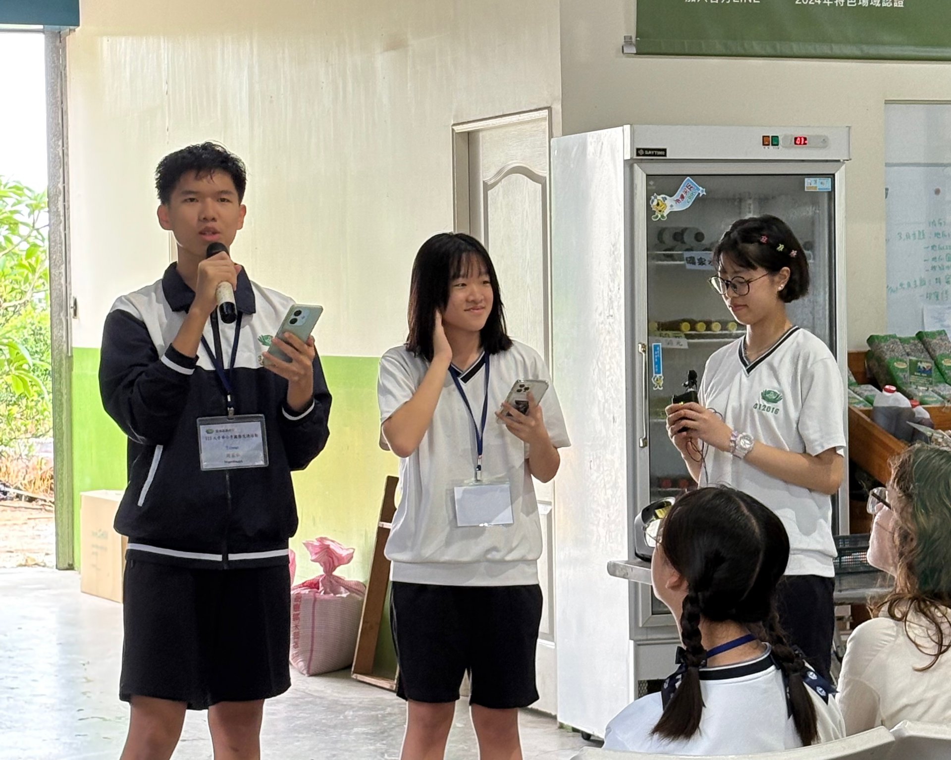 臺南慈中學生向成大外籍生分享端午節的故事。