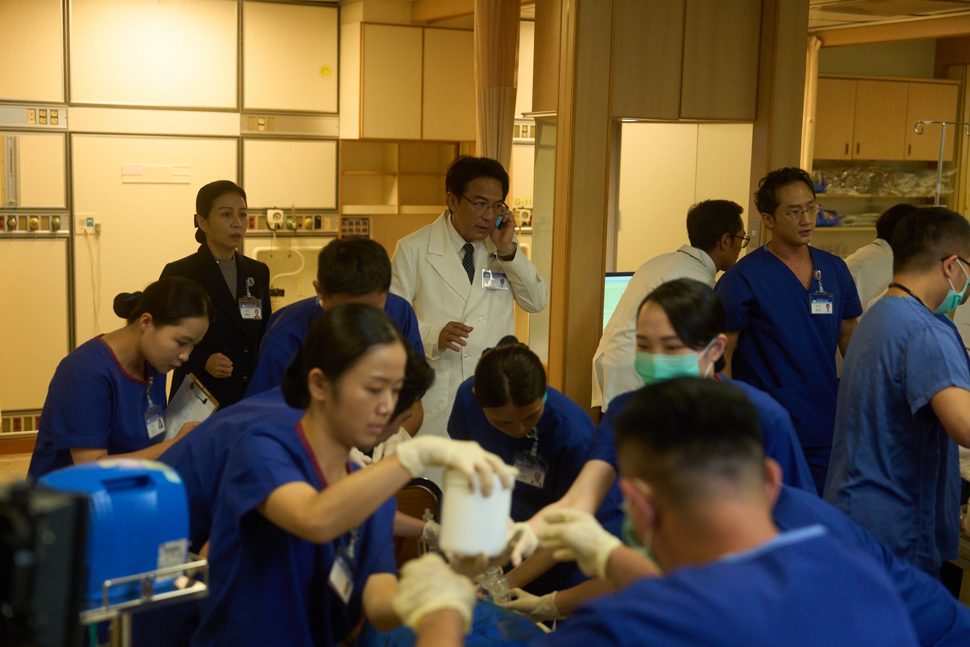 大愛劇《院長爸爸》八仙塵爆北慈急診室收治場面。左起：方文琳、戴立忍、高英軒