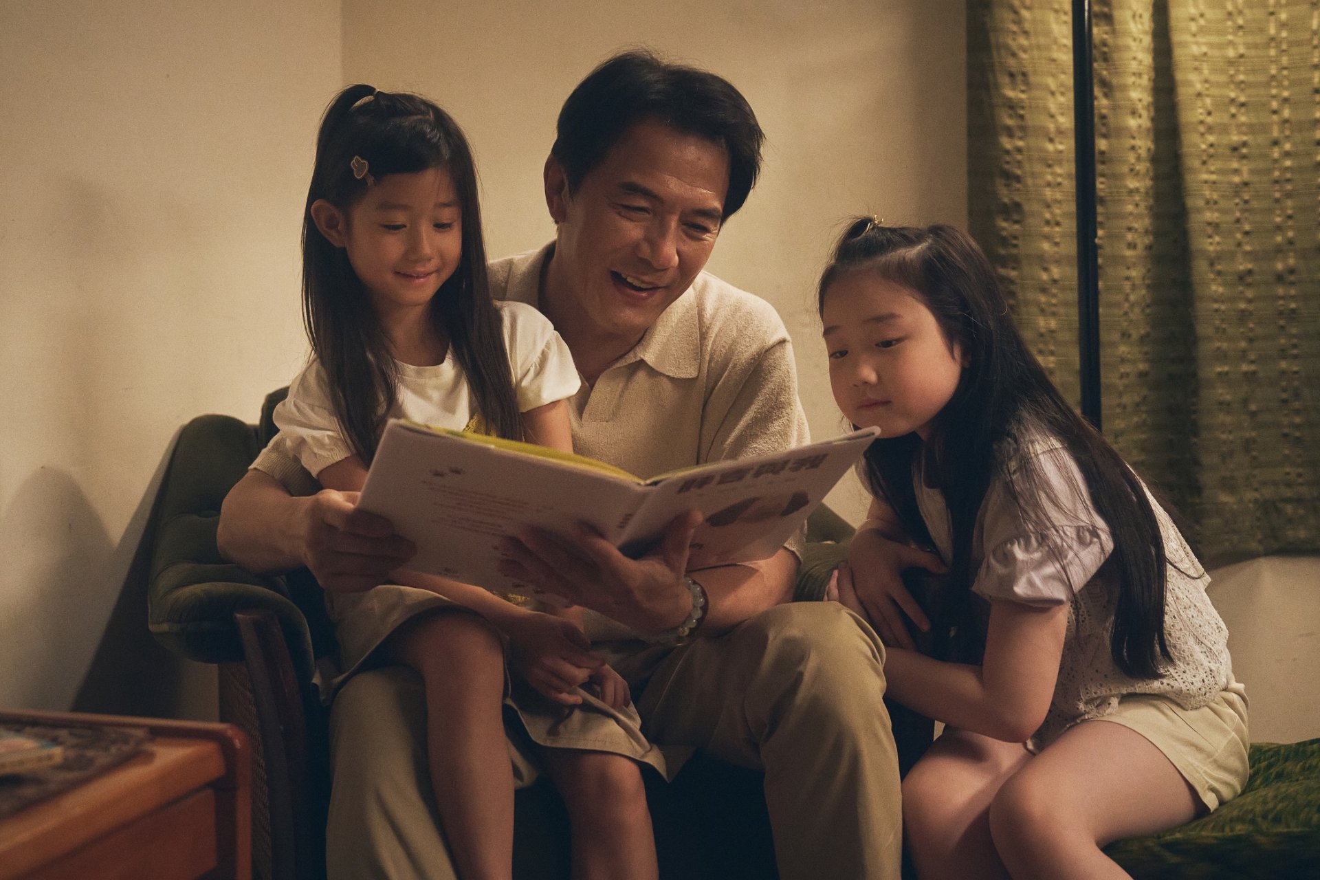 大愛劇《院長爸爸》戴立忍回家後，陪伴孩子