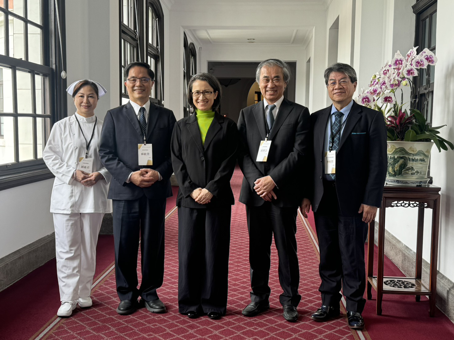 花蓮慈院林欣榮院長(左二)與護理部主任鍾惠君(左一)、泌尿部主任郭漢崇(右二)以及現為雙和醫院院長的老友李明哲(右一)在總統府歡喜與副總統蕭美琴合影。