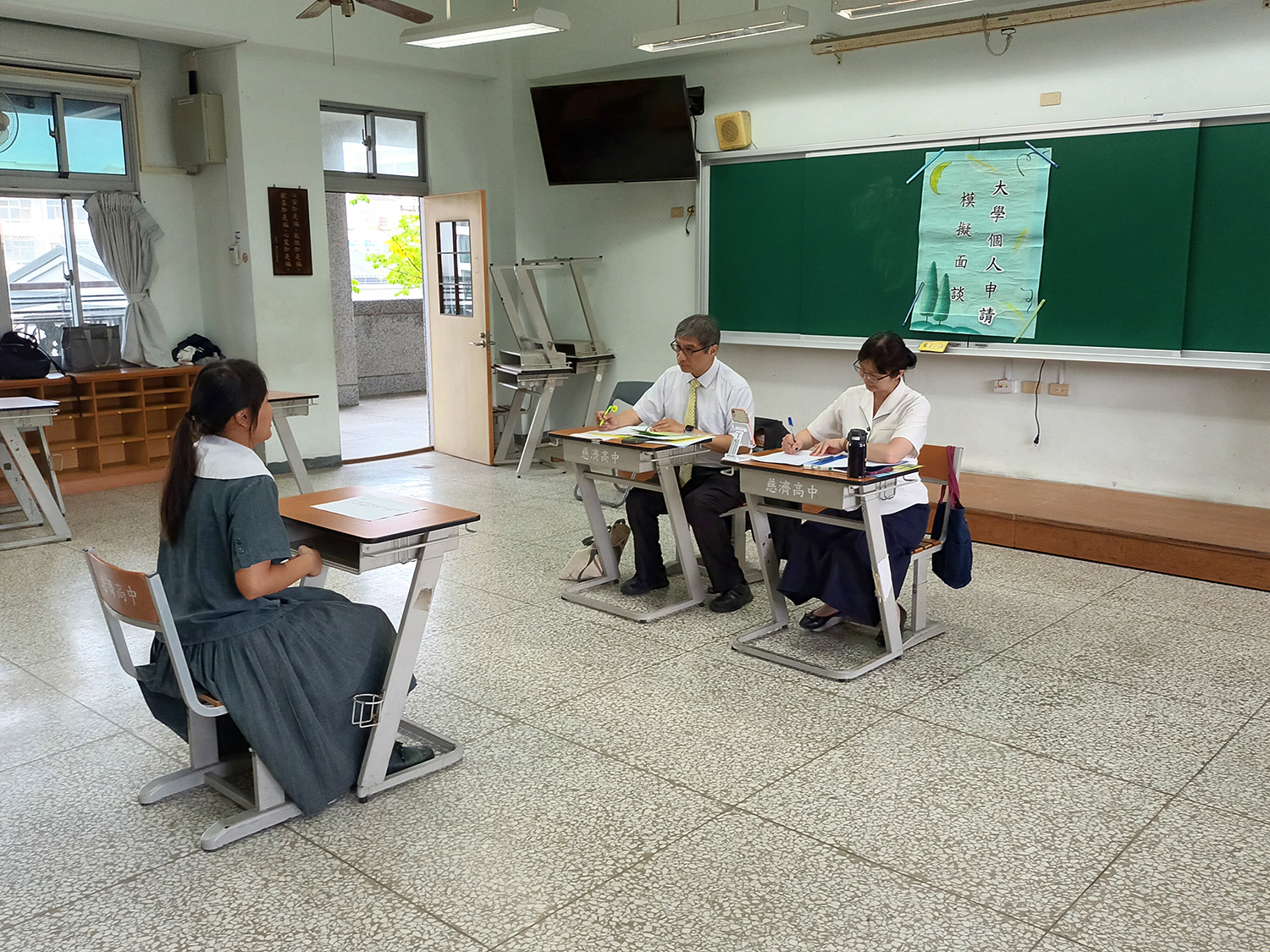 學生在模擬面談活動中侃侃而談，展現自信。