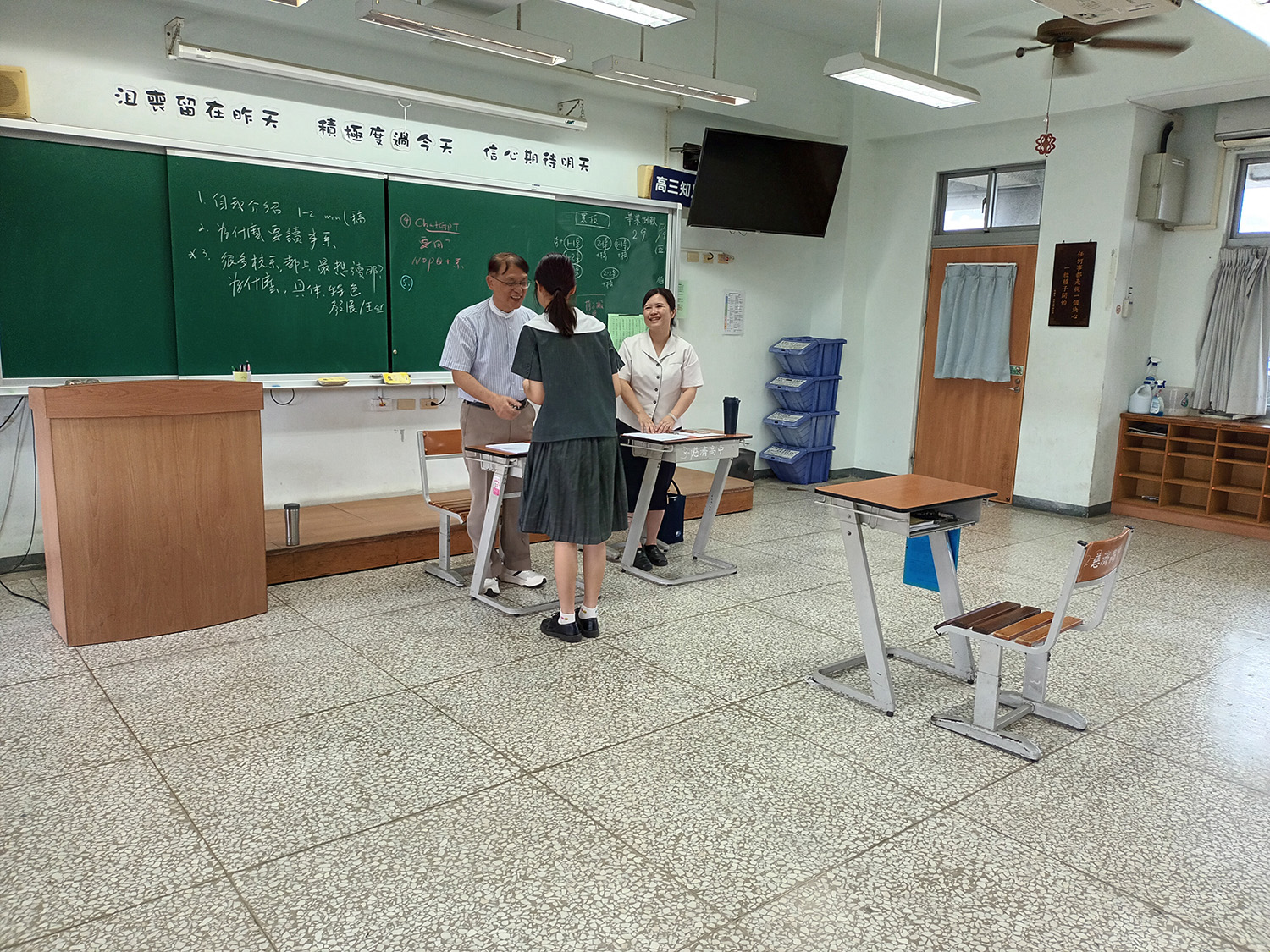 校內老師與教授給予學生鼓勵，祝福學生順利錄取。
