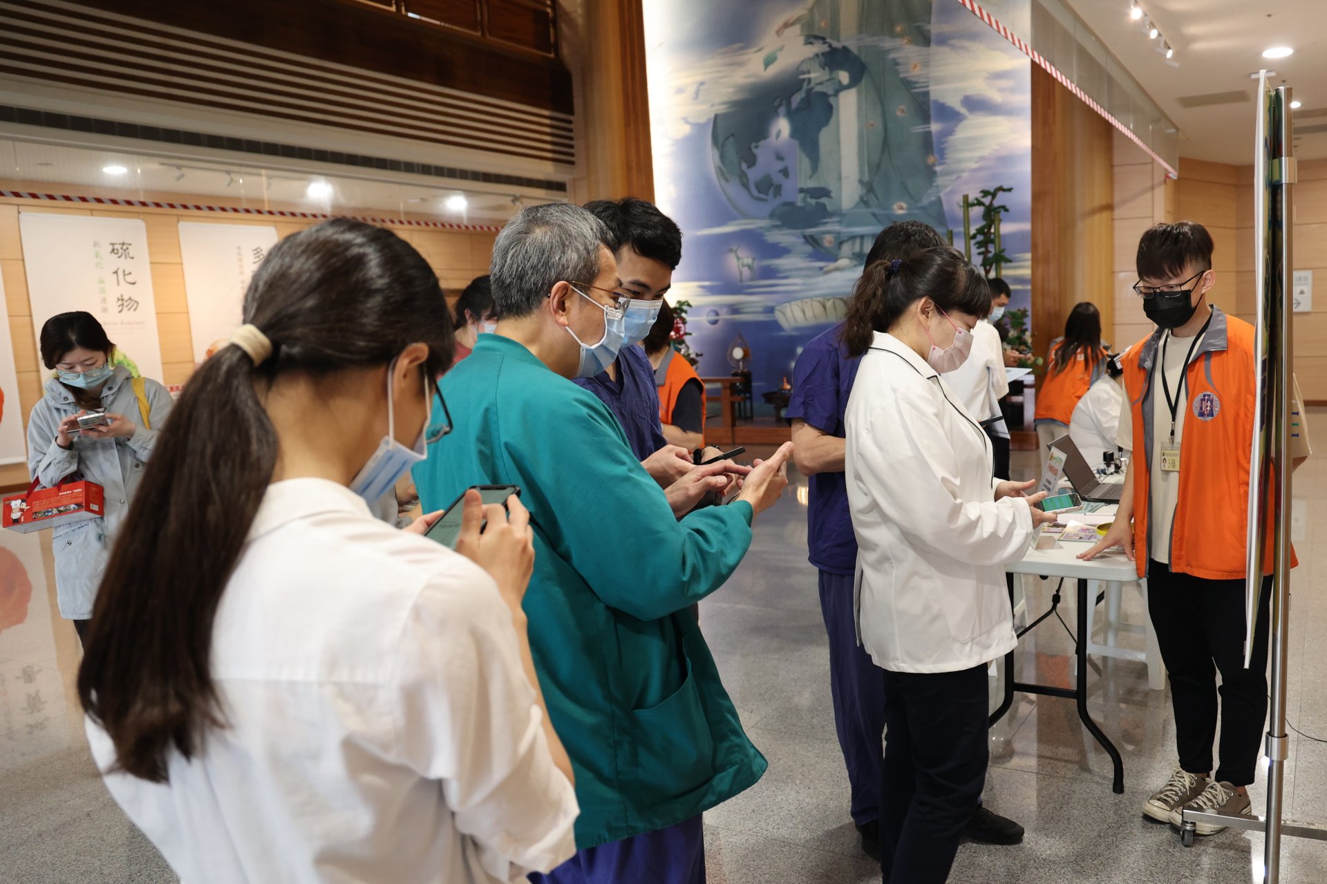 許多醫療同仁把握時間向國稅局團隊請教手機報稅步驟，也有不少醫師前來諮詢稅務相關問題。