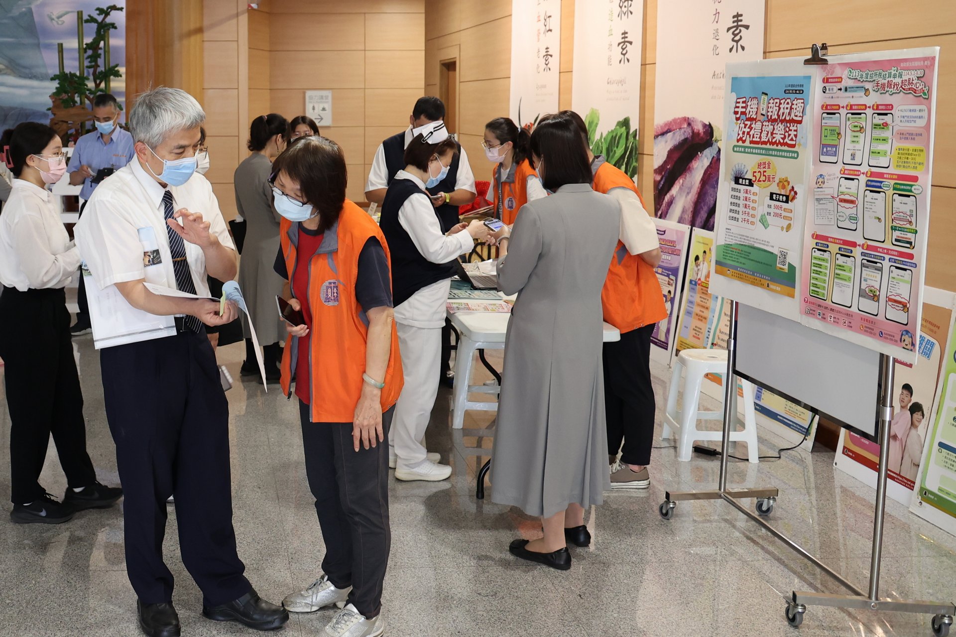 許多醫療同仁把握時間向國稅局團隊請教手機報稅步驟，也有不少醫師前來諮詢稅務相關問題。