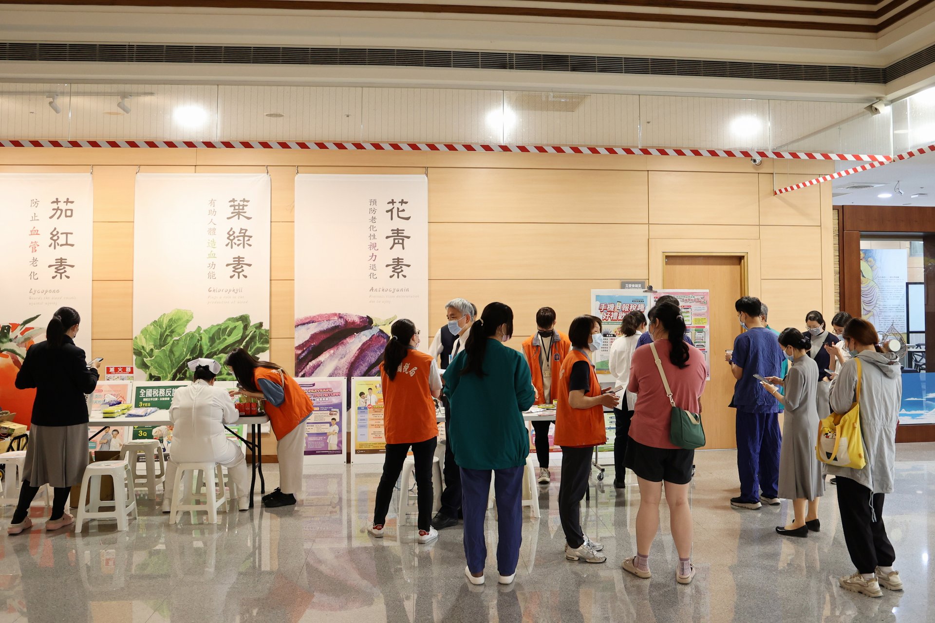 許多醫療同仁把握時間向國稅局團隊請教手機報稅步驟，也有不少醫師前來諮詢稅務相關問題。