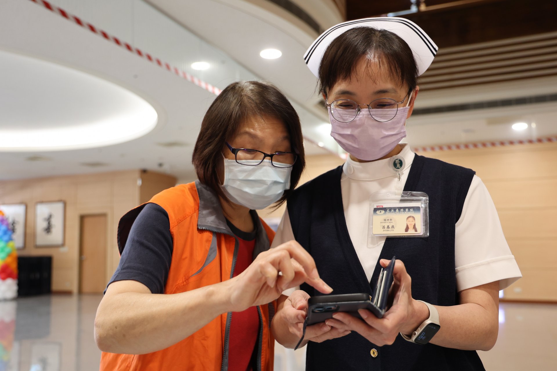 許多醫療同仁把握時間向國稅局團隊請教手機報稅步驟，也有不少醫師前來諮詢稅務相關問題。