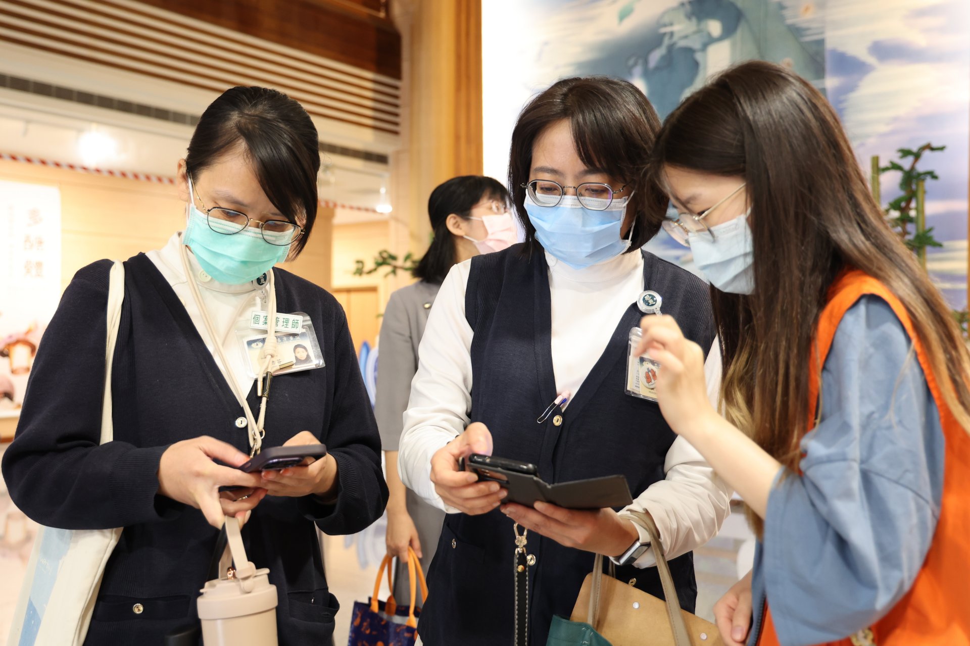 許多醫療同仁把握時間向國稅局團隊請教手機報稅步驟，也有不少醫師前來諮詢稅務相關問題。