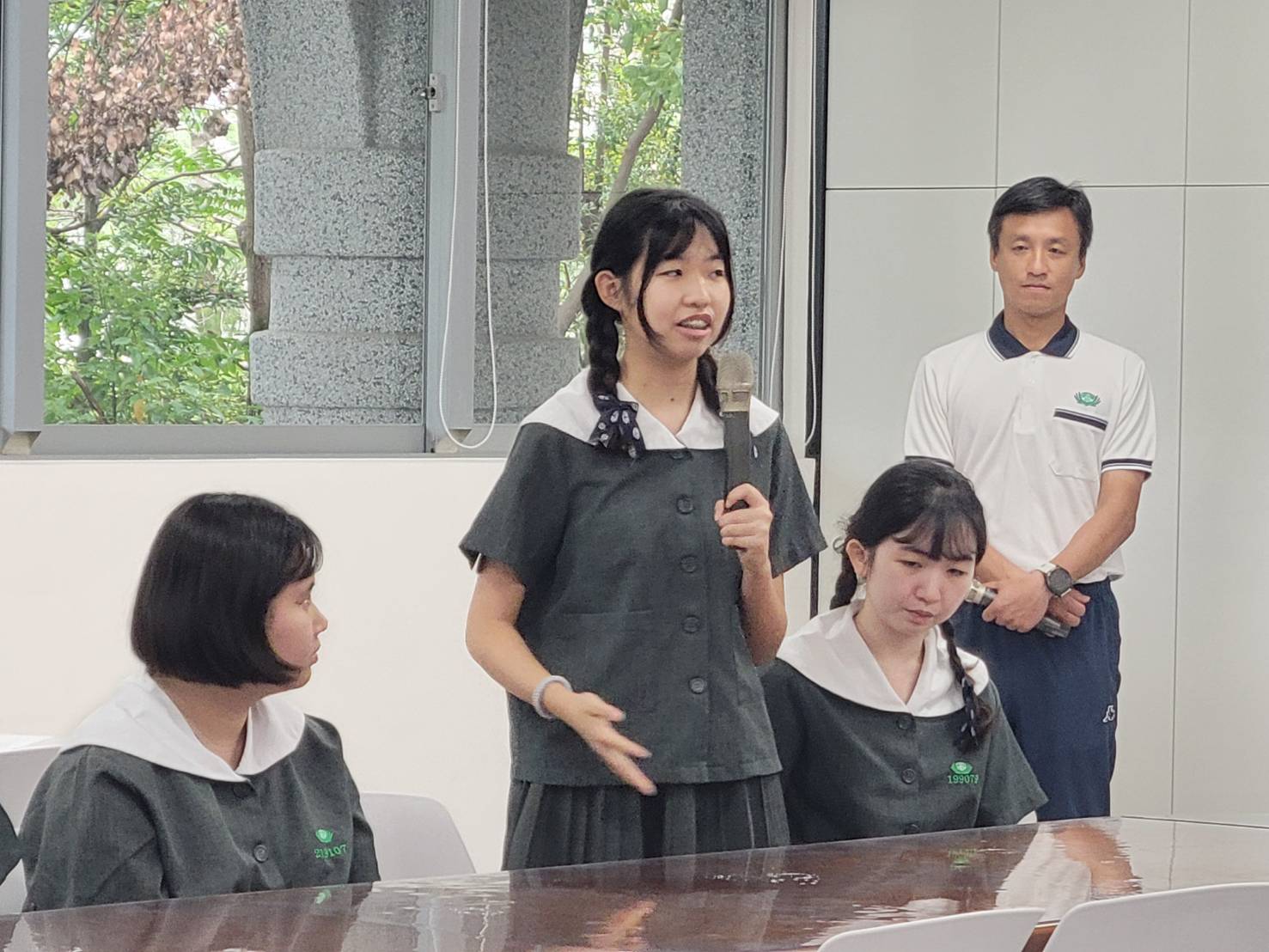 高三李咏欣提到志工不是單向的給予，而是雙向的學習。