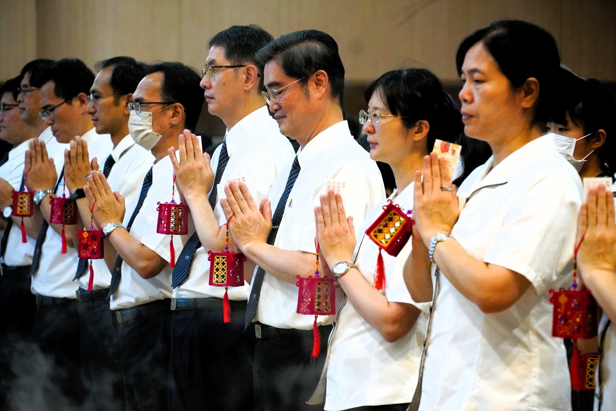 校長、主任及師長們共同承擔獻供人員，在精舍師父的引領下莊嚴進場。