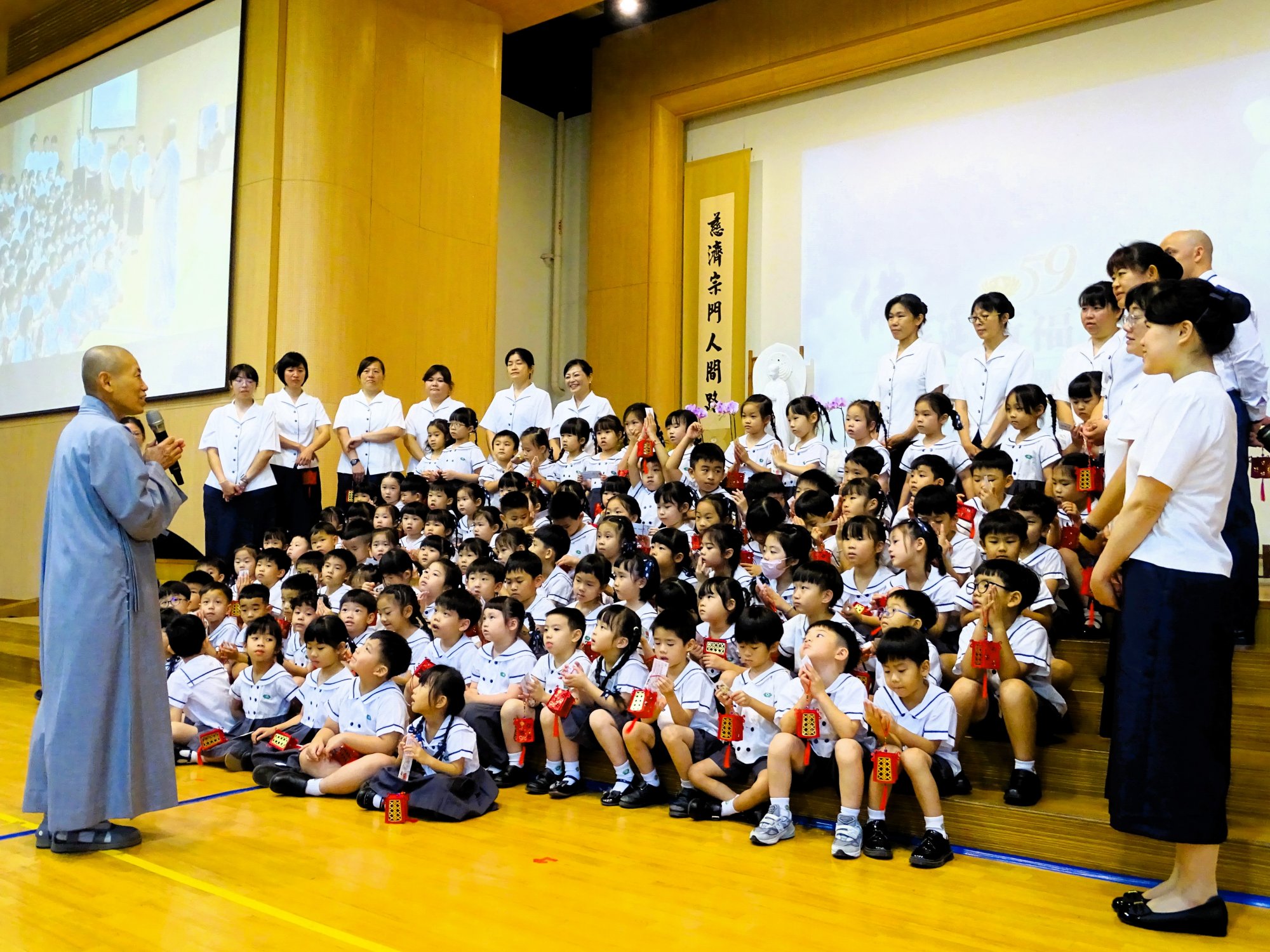 德本法師與幼兒園孩子們十分親近，大家都專注聆聽師父叮嚀。