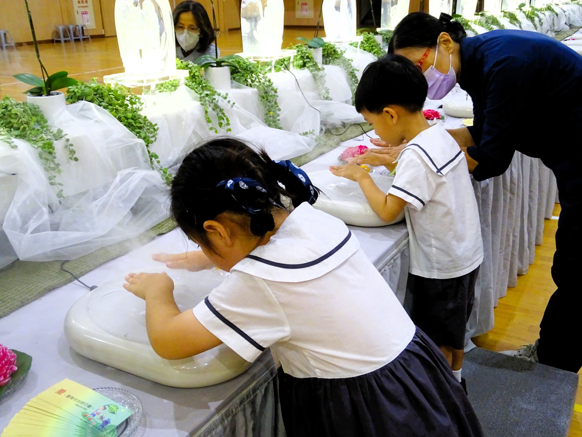 幼兒園的孩子們在師姑的陪伴下，虔心浴佛，專注的神情令人動容。