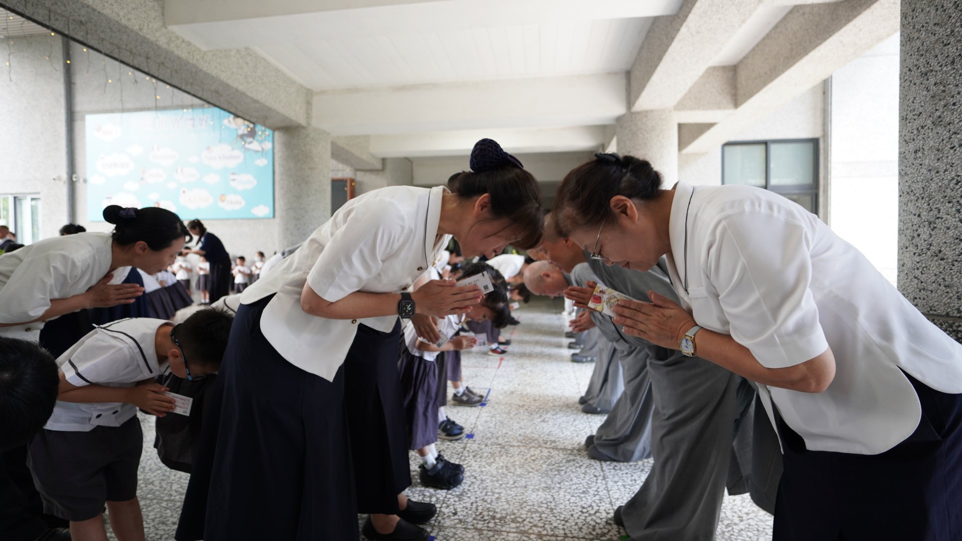 師生虔誠鞠躬禮佛，感念佛恩、父母恩、眾生恩，並為天下祈福