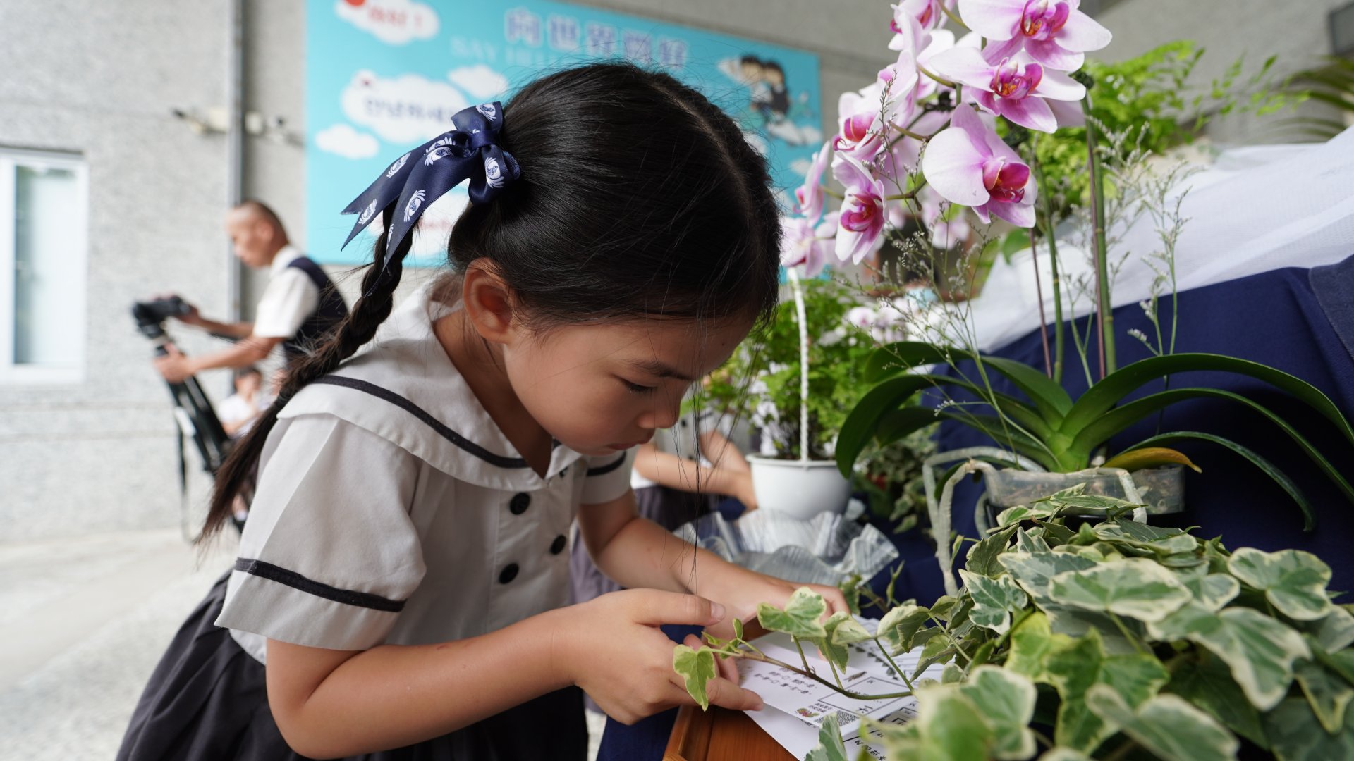 孩子們雙手合十一一至佛前，禮佛足、接法香，藉由彎腰禮佛洗滌自己的心靈與煩惱。