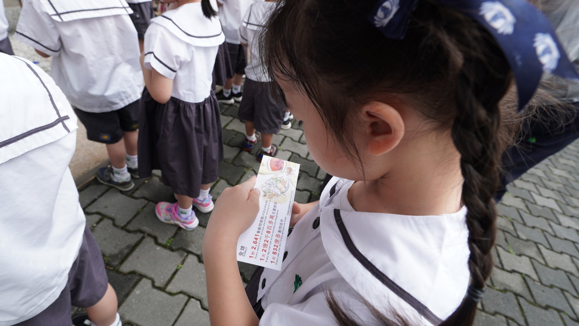 幼兒園孩子虔誠看著齋戒卡