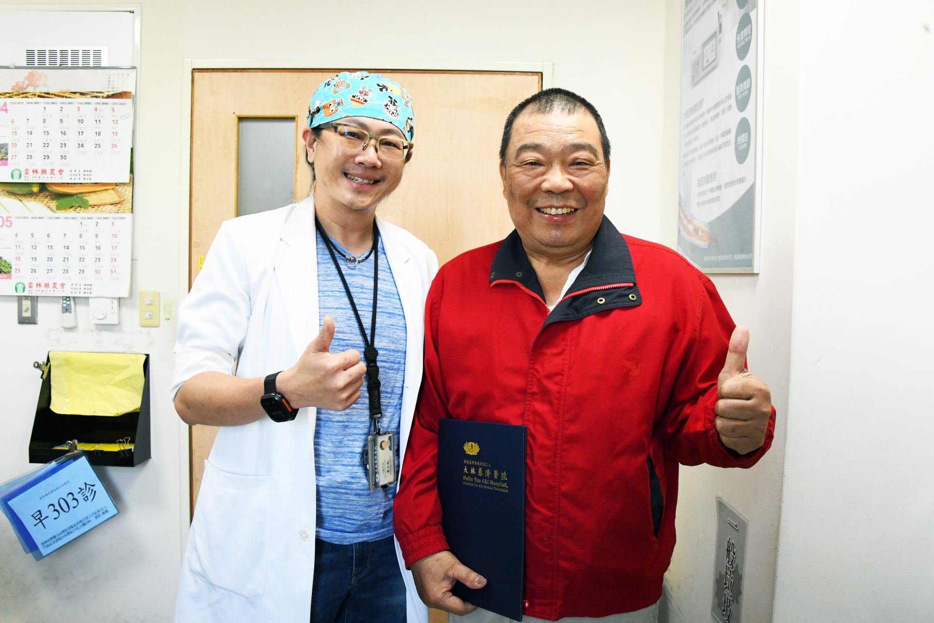鄭先生感恩黃世銘醫師精湛醫師與其合照