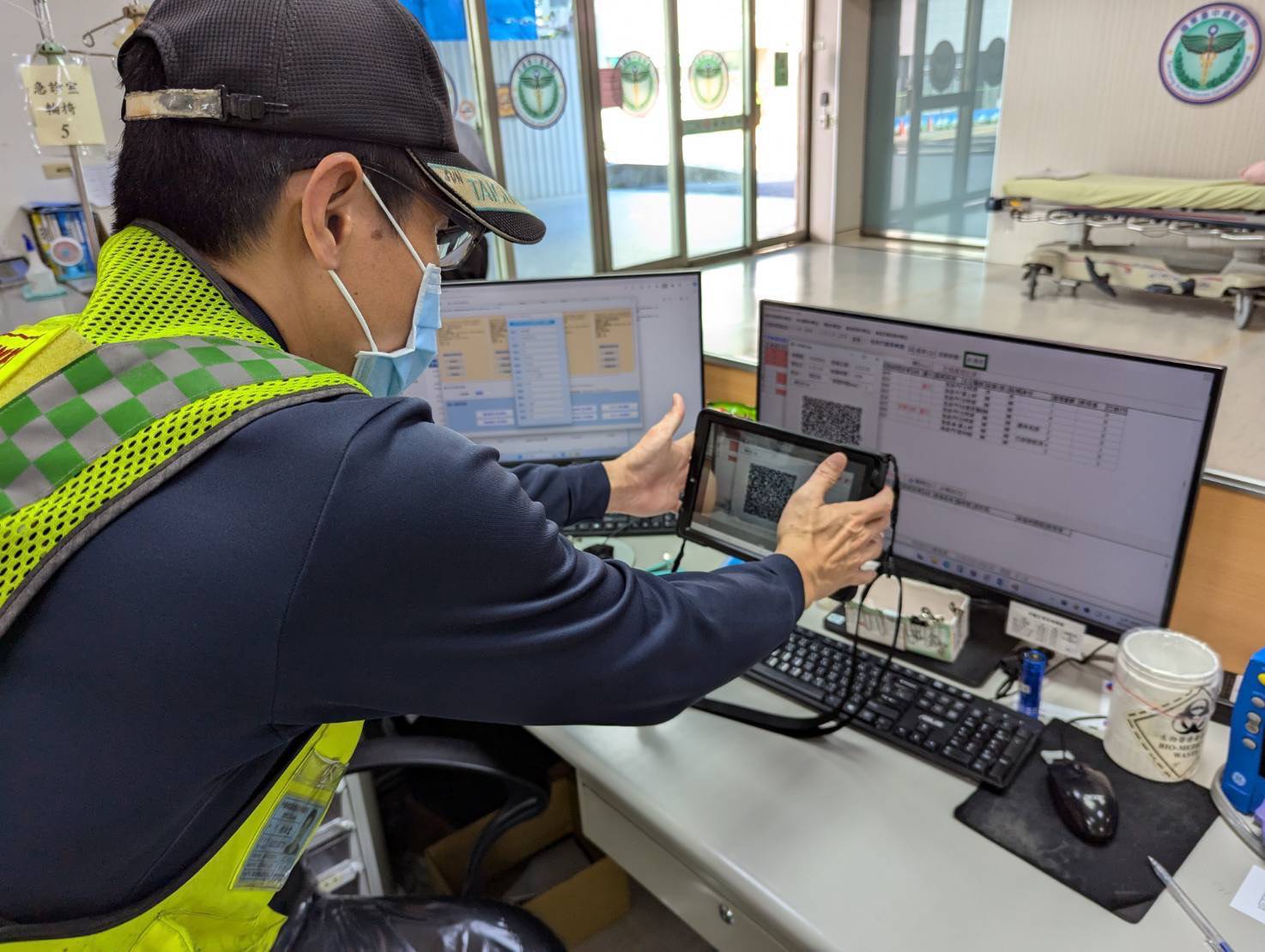 急救責任醫院產出患者相關資訊qr-code供消防局救護技術員掃描-提升緊急救護執行效率