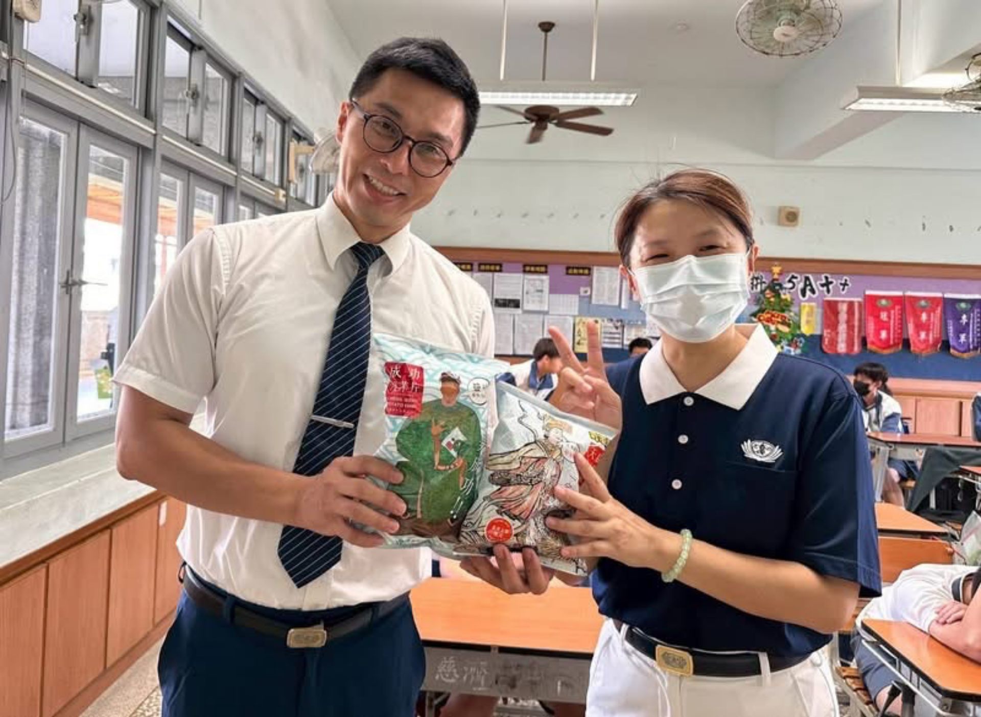 懿德媽媽特地帶來國姓爺和媽祖婆的保佑，為每位考生加油打氣