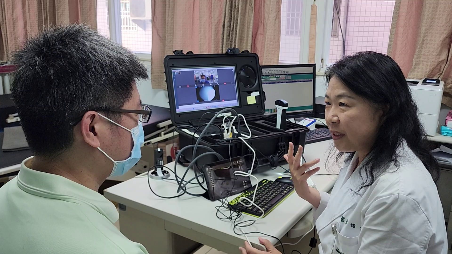 大林慈濟醫院家庭醫學部主任楊鈺雯醫師示範「U-Dr.遠距醫療行動箱」實機操作