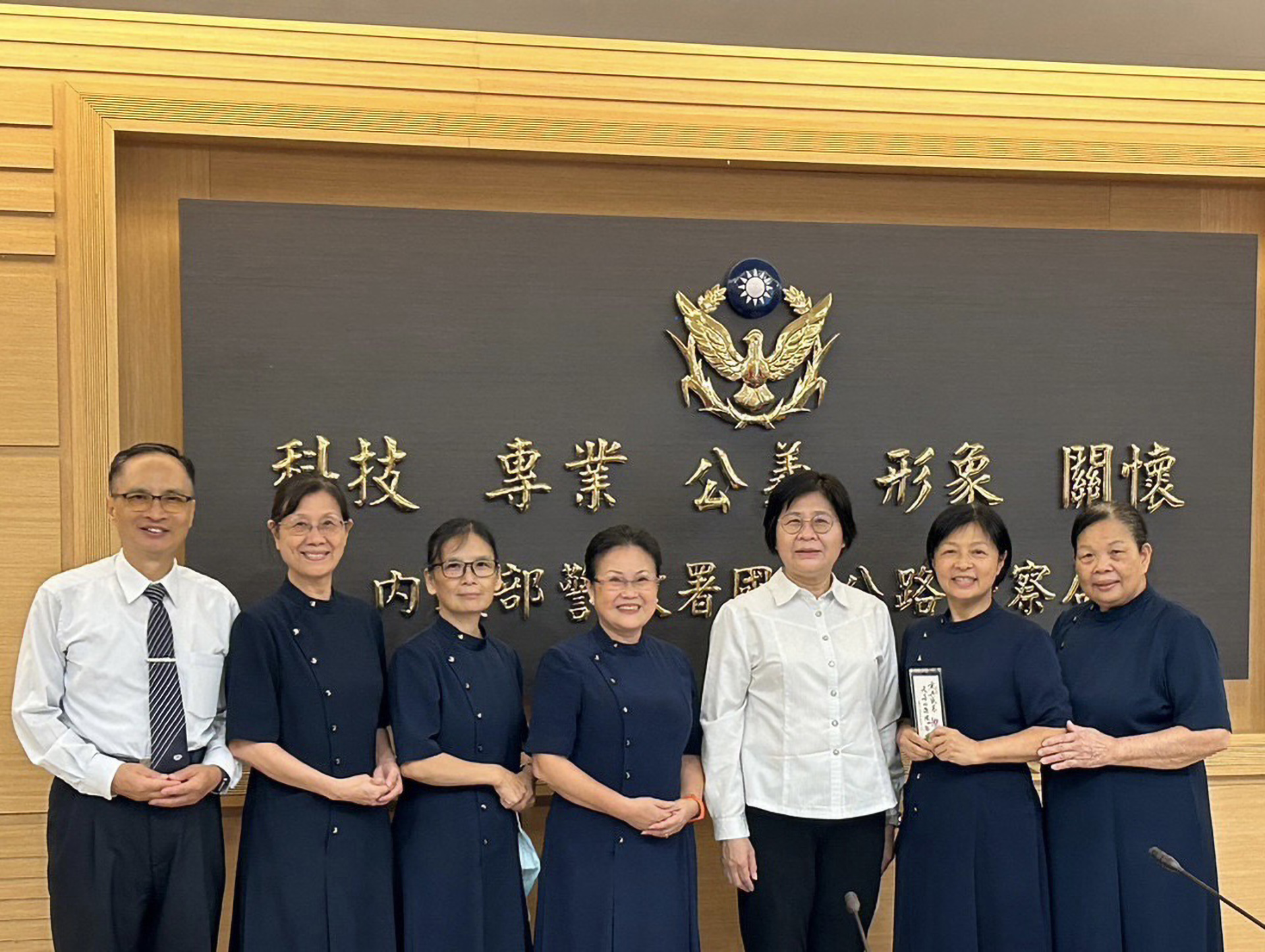 警政署女性副署長廖美鈴（右三著白衣）獲國際女警協會「領導統御獎」。