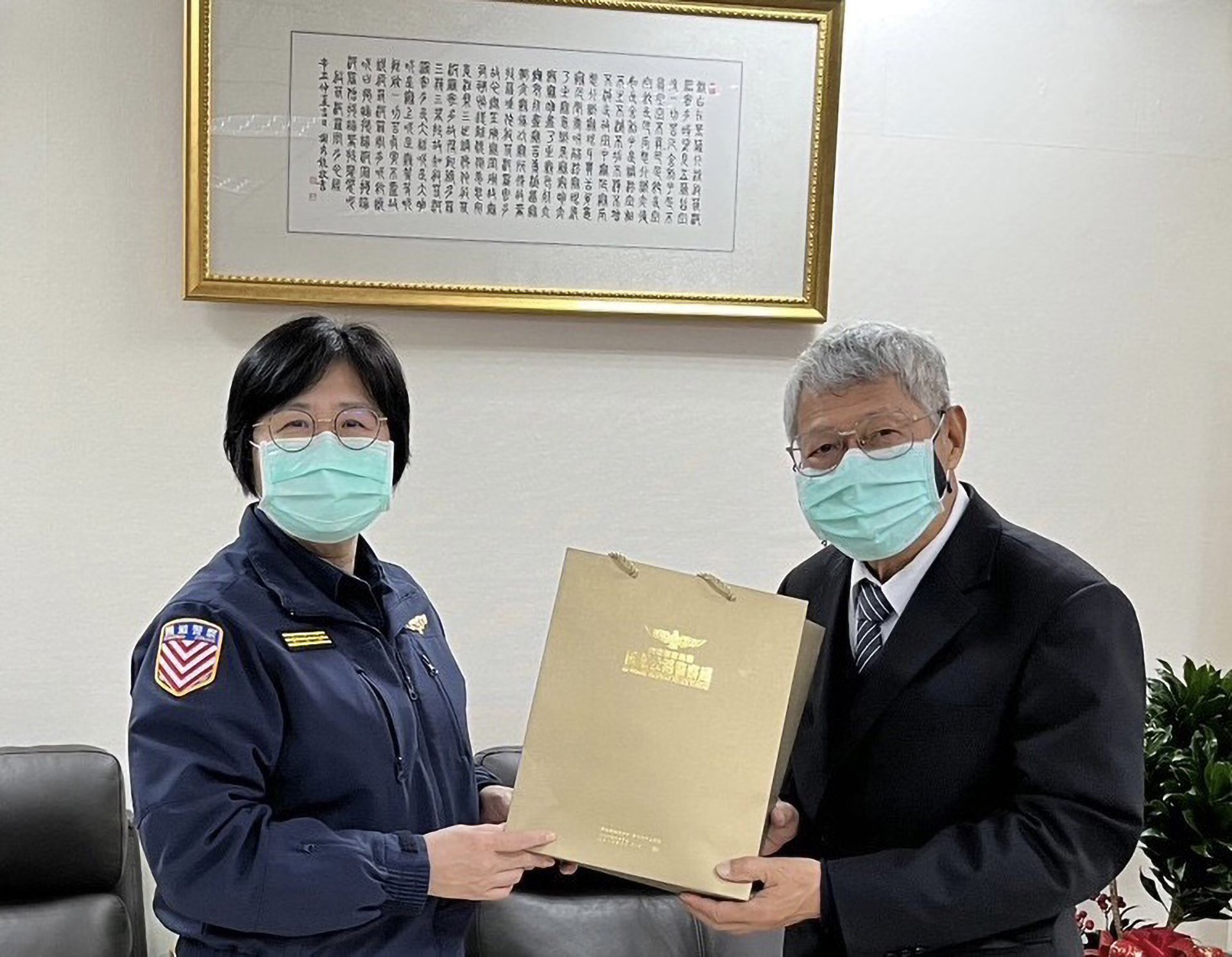 警政署女性副署長廖美鈴（左）獲國際女警協會「領導統御獎」。