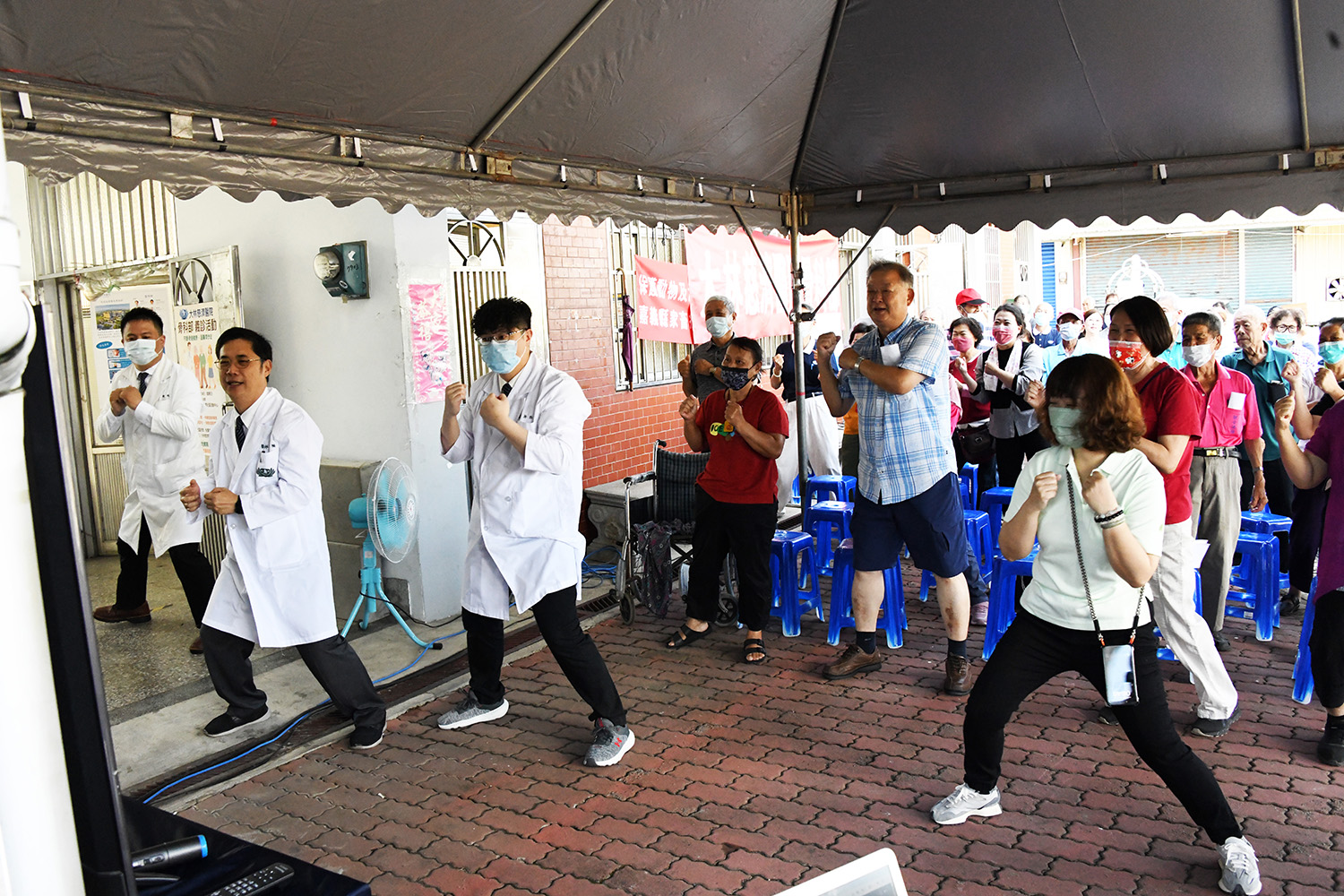 骨科林柏勳醫師帶動領全體參與的民眾進行簡易健身操，鼓勵他們透過安全運動維護骨骼健康。