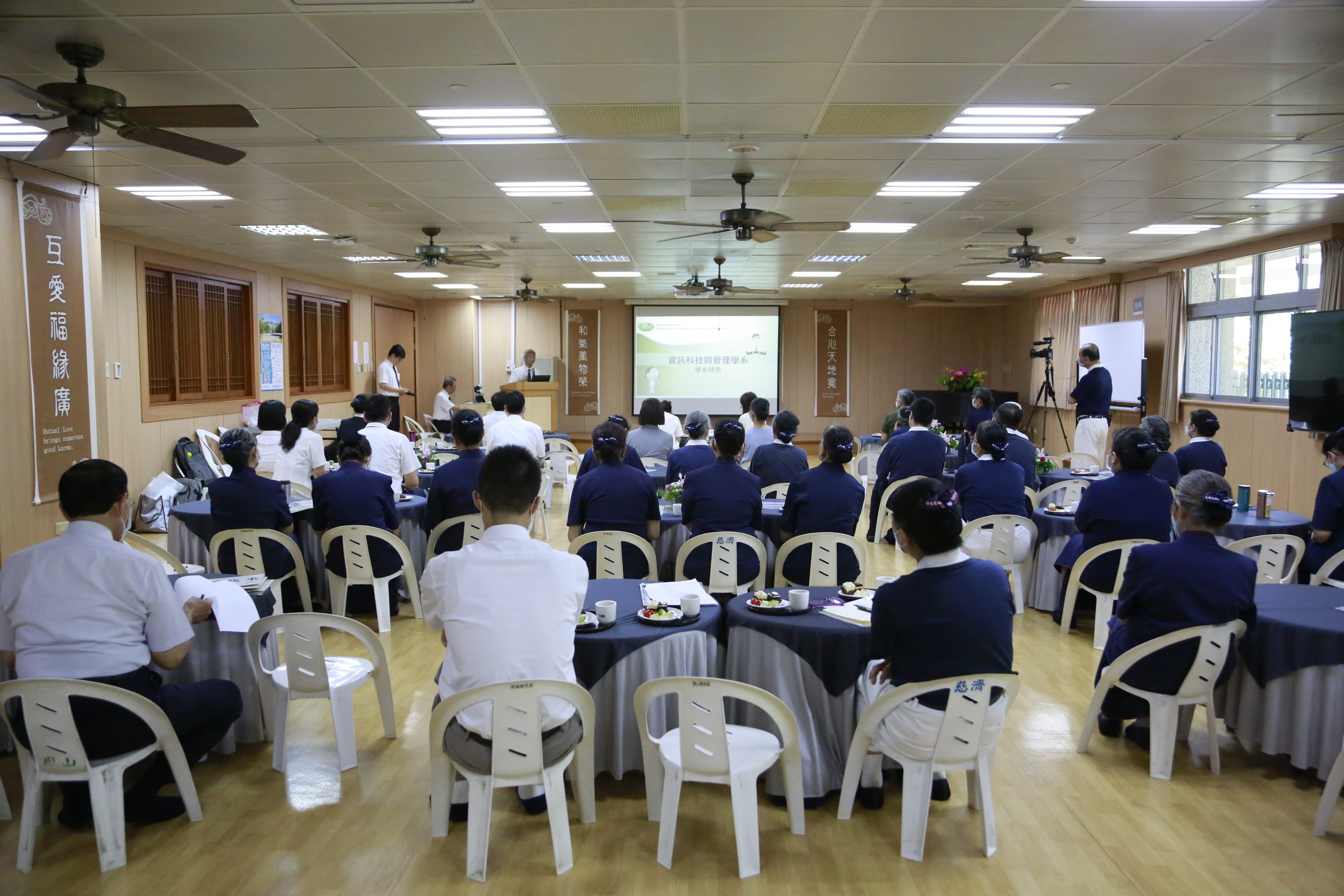 慈濟大學智慧永續管理學院於高雄靜思堂舉辦招生說明會