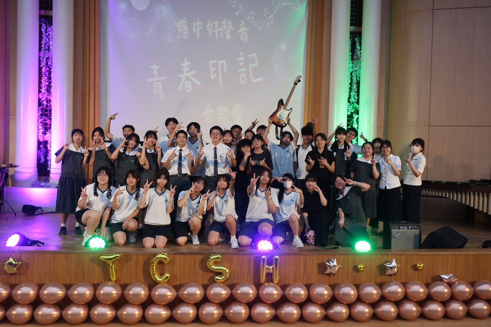 音樂會圓滿落幕，演出人員們開心合影。