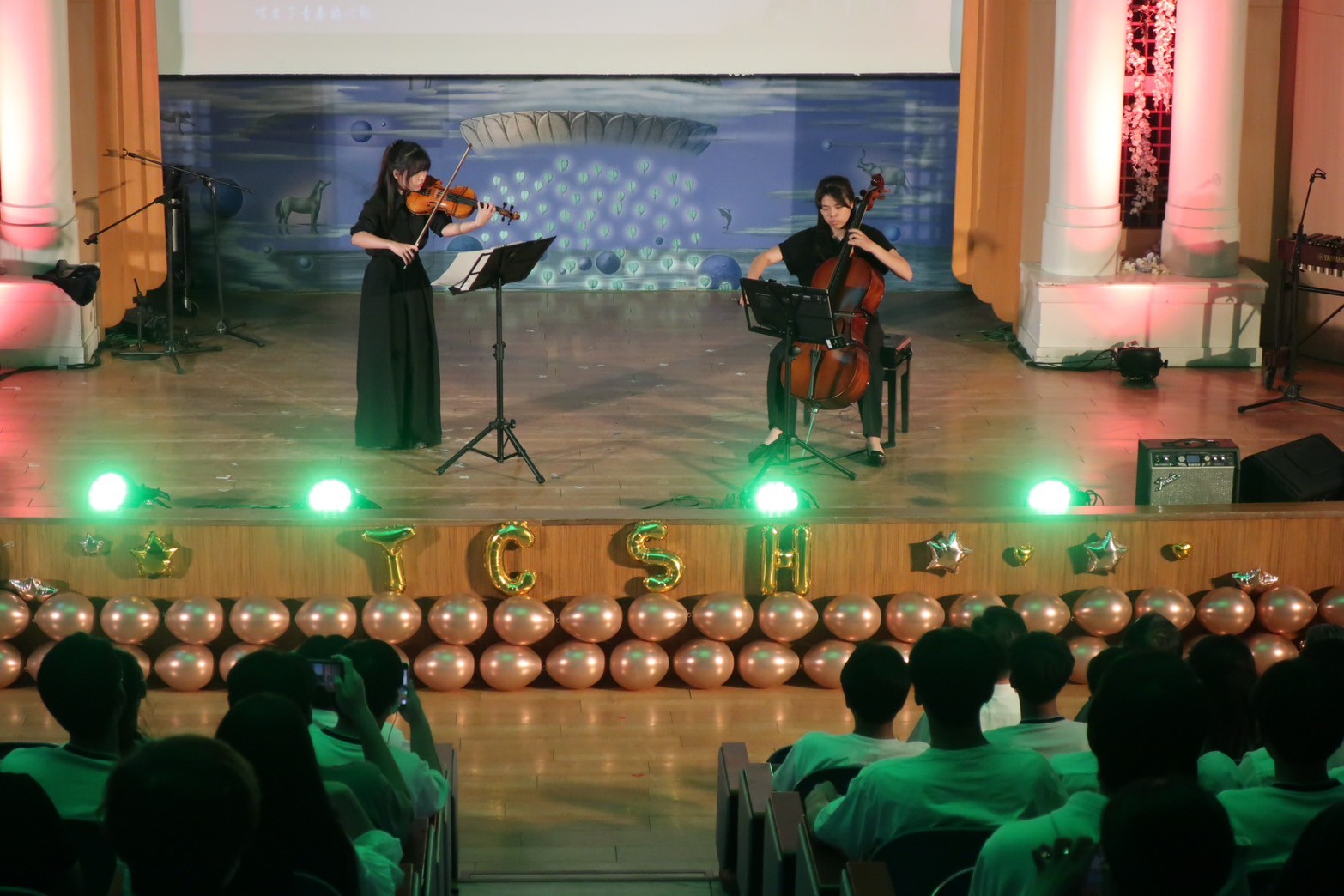 高三同學演奏磅礡的《歌劇魅影組曲》。
