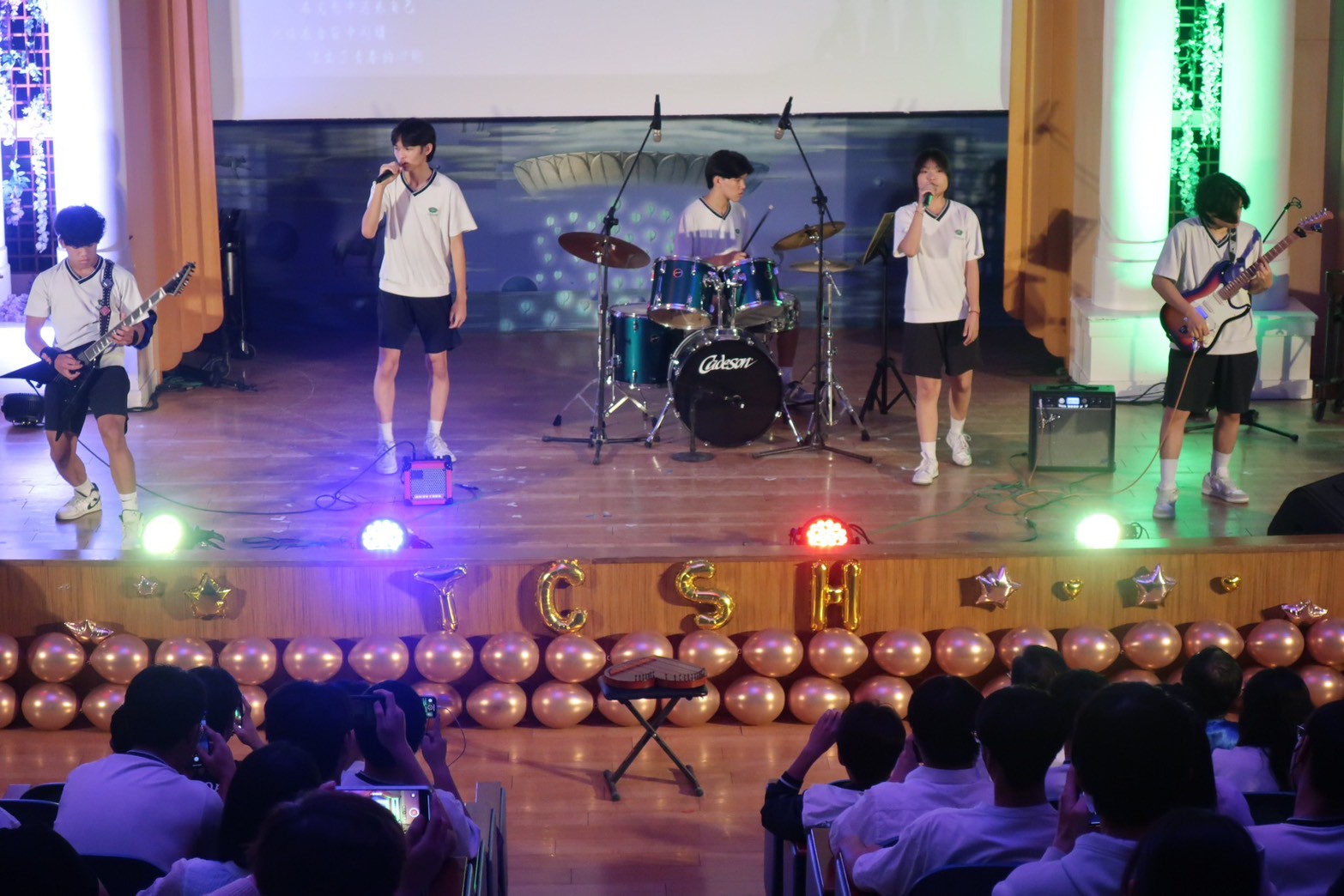高二同學帶來熱力十足的樂團表演。