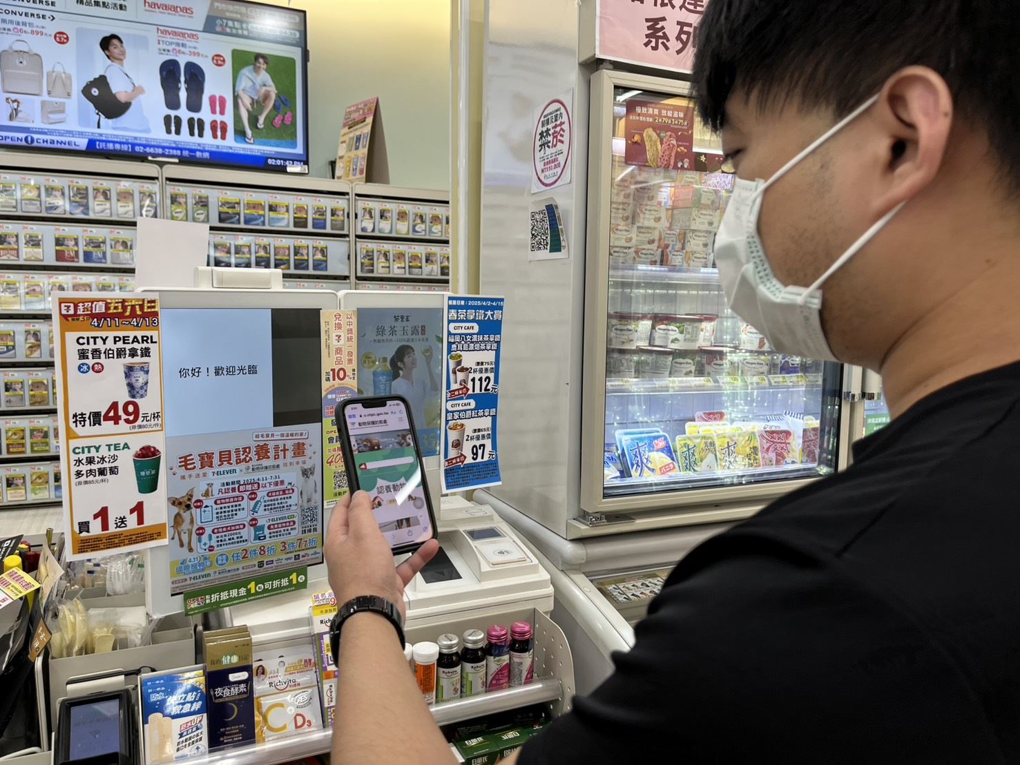 民眾在超商掃描QR+code即可得到相關認養資訊。