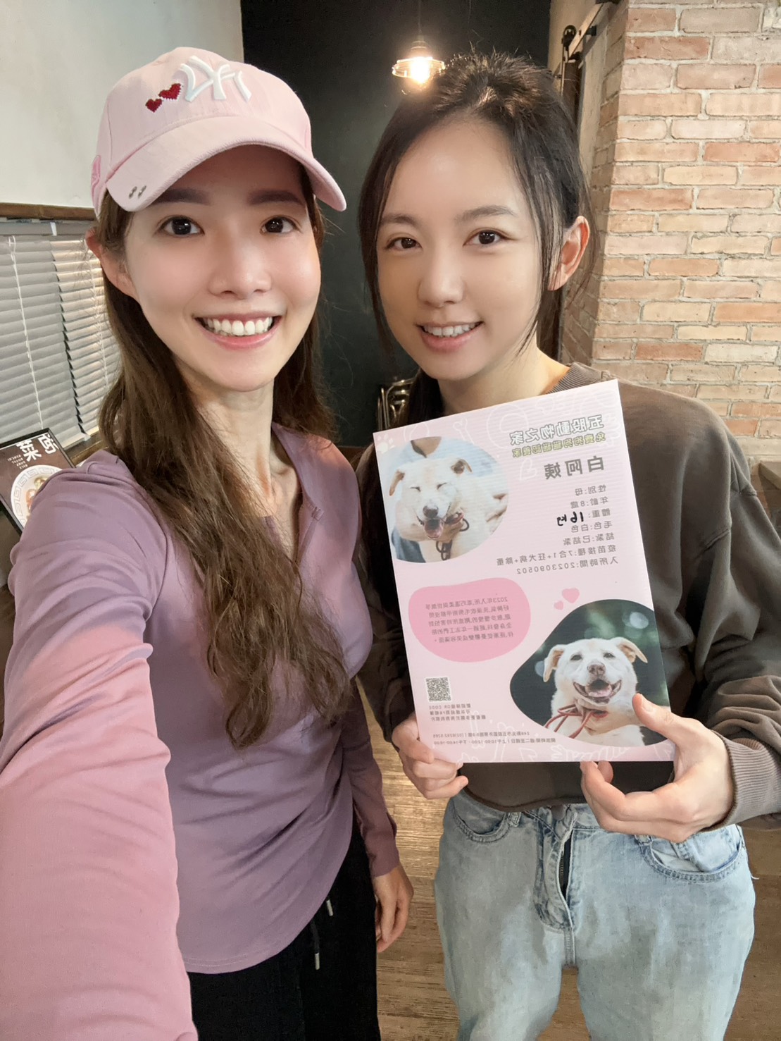 志工江婉綺送海報到店家。