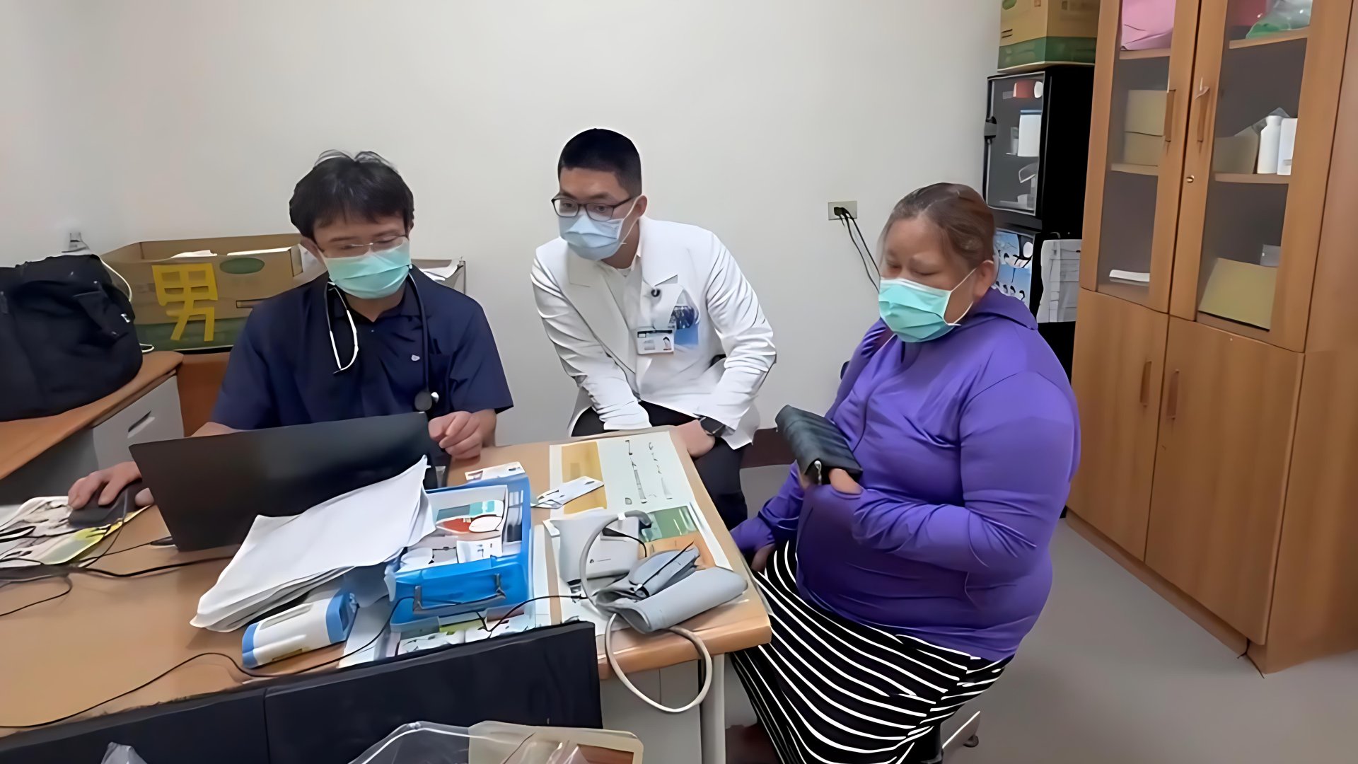 受到高血壓與糖尿病困擾的張女士(右一)說，原本很擔心藥沒了怎麼辦，還好看到邱醫師就安心了。