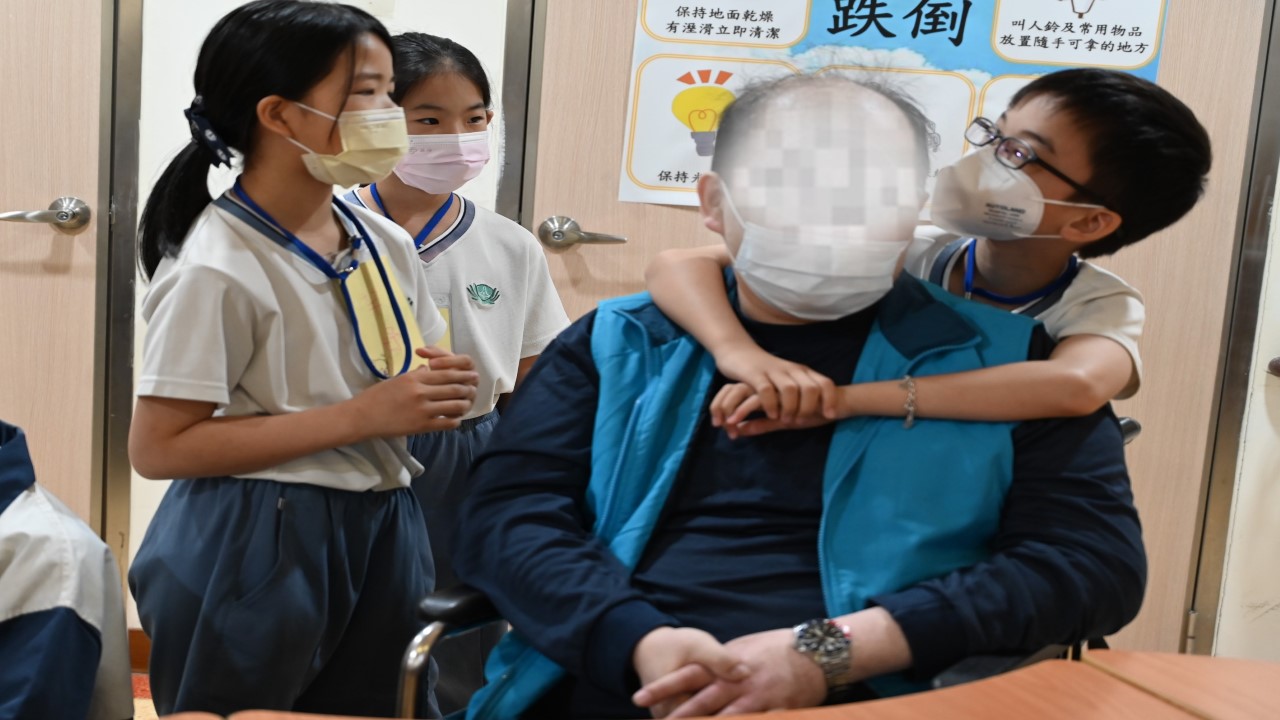 孩子緊緊的抱住爺爺，讓爺爺感到幸福無比