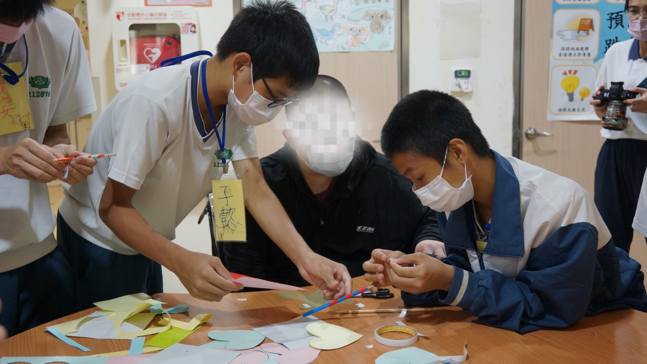 透過拼圖遊戲，讓長輩動手又動腦