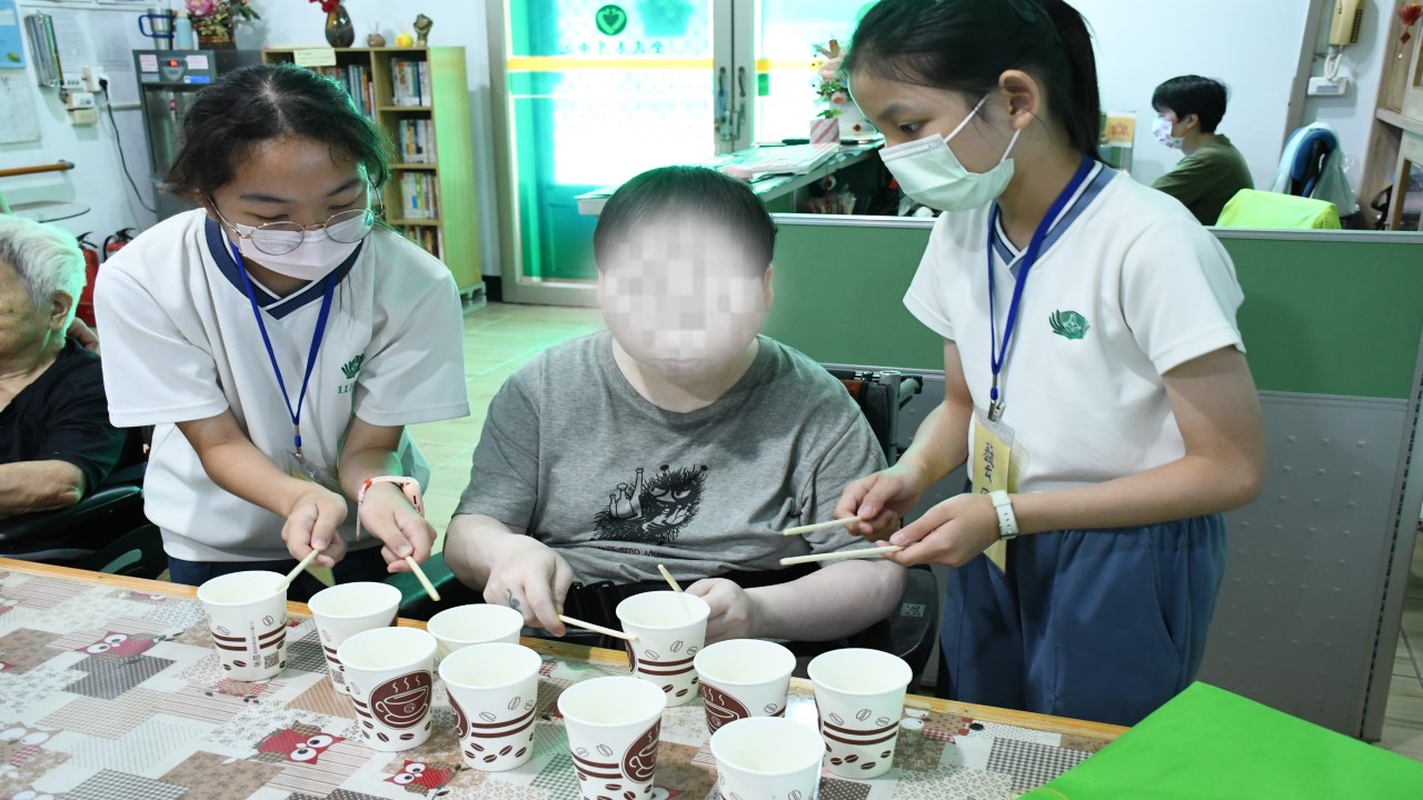 透過敲紙杯、疊紙杯遊戲，讓大家沉浸在快樂的氣氛中
