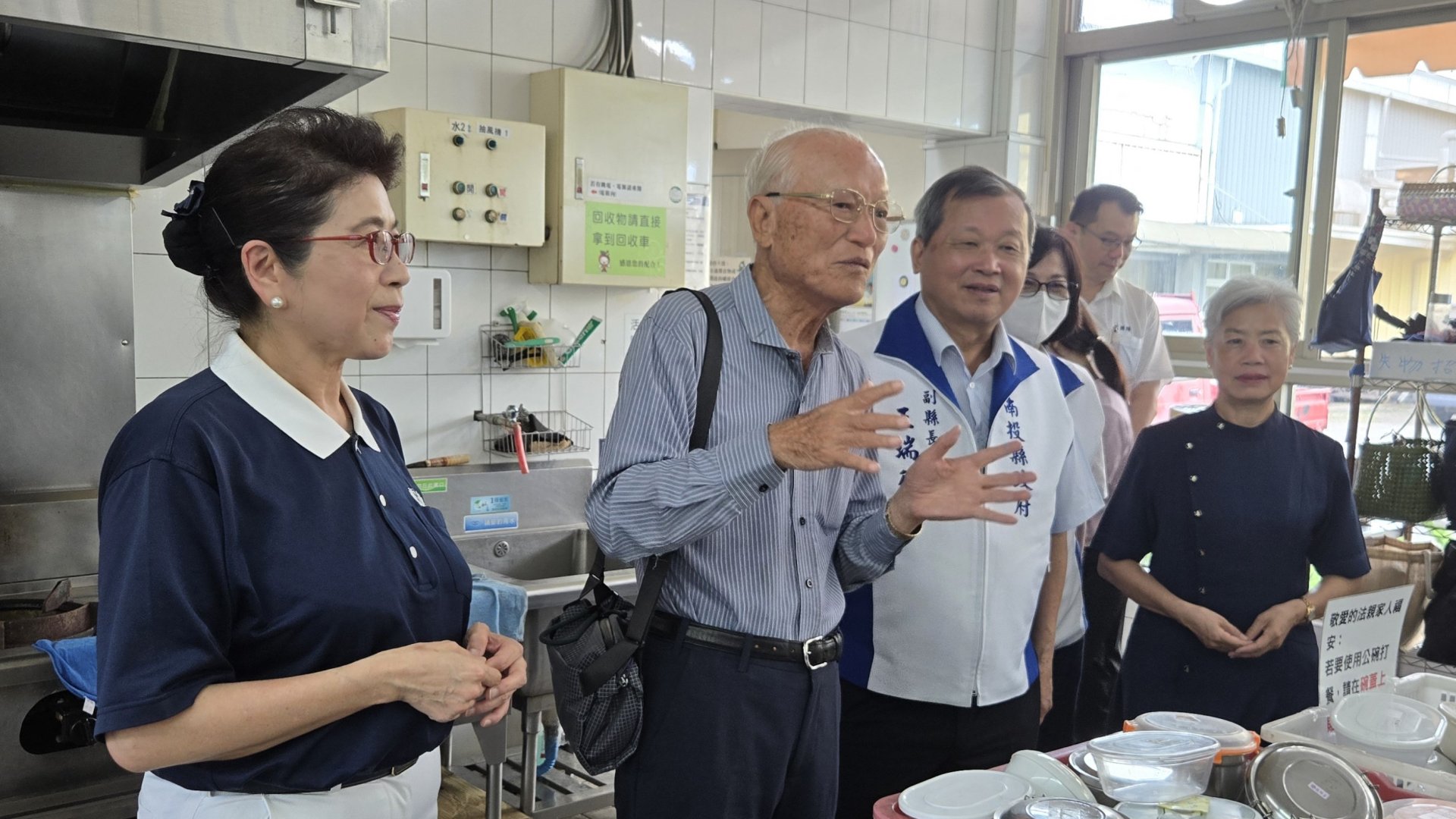 副縣長(左三)及廣隆光電李總裁(左二)到廚房感謝志工們的無私付出