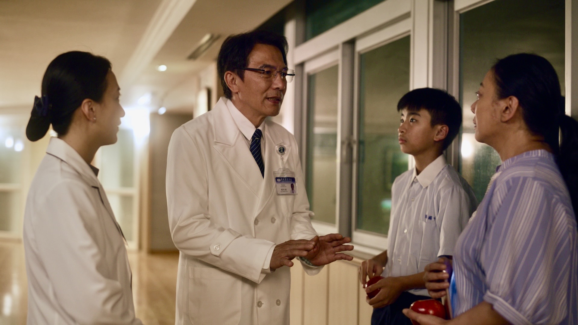 戴立忍飾演趙有誠院長在劇中安撫高慧君飾演的患者家屬，不要擔心經濟問題