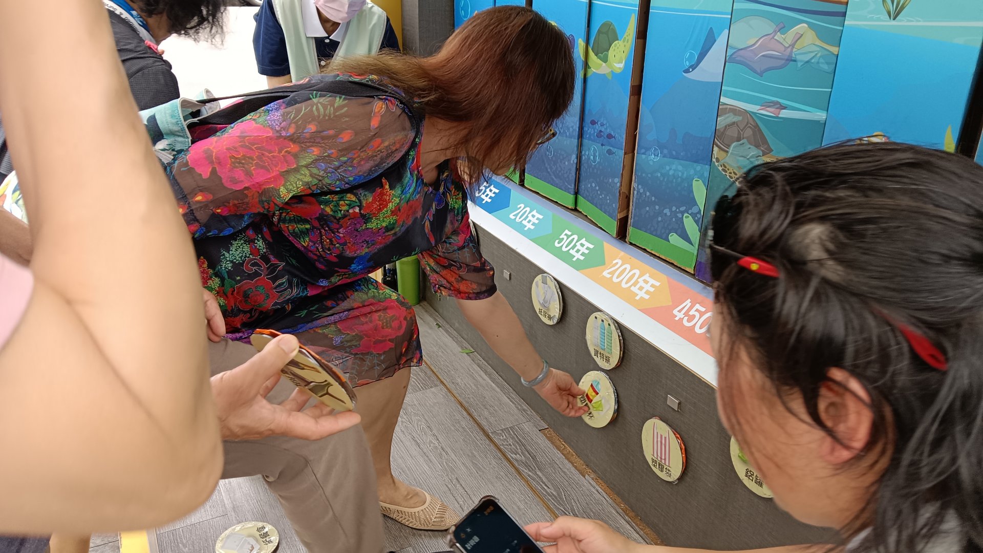 來到「現在的地球」這一站，長者依物品分解時間從一年內、五年……四百五十年、千年擺放。學習過後，長者驚訝說到玻璃瓶要一千年才能分解。