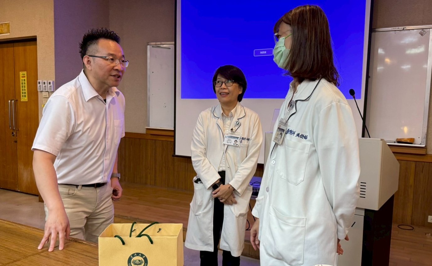會後與藥學部教學組長熱烈討論